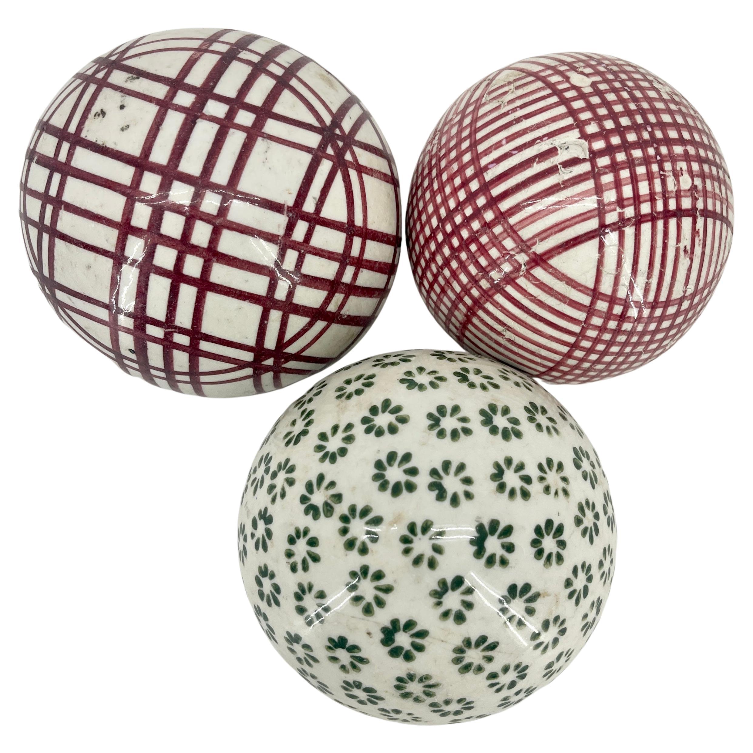 Vernissé  Collection de trois boules de tapis écossais antiques, fin du 19ème siècle en vente
