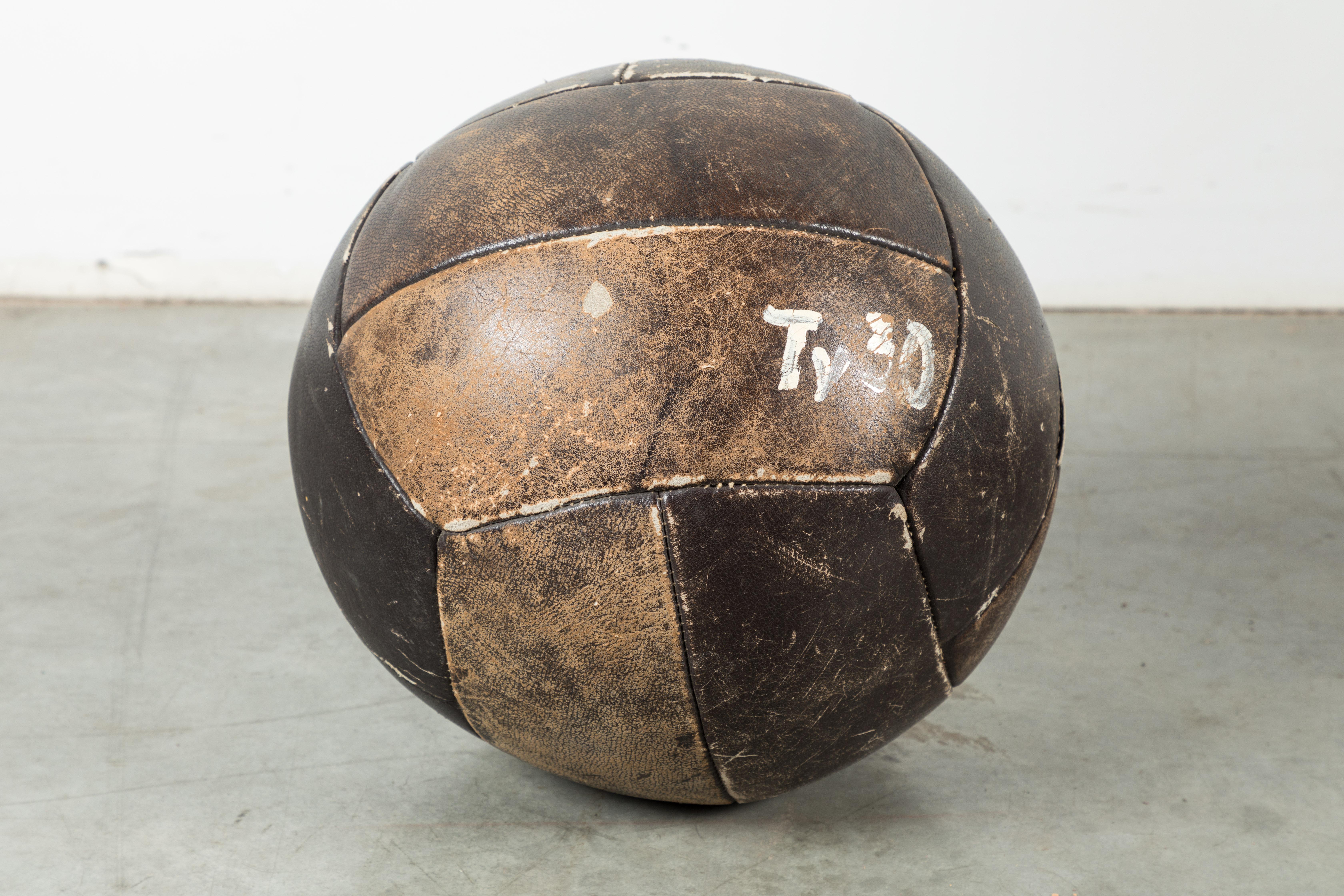 Colección de tres balones medicinales vintage de cuero negro Arte popular en venta
