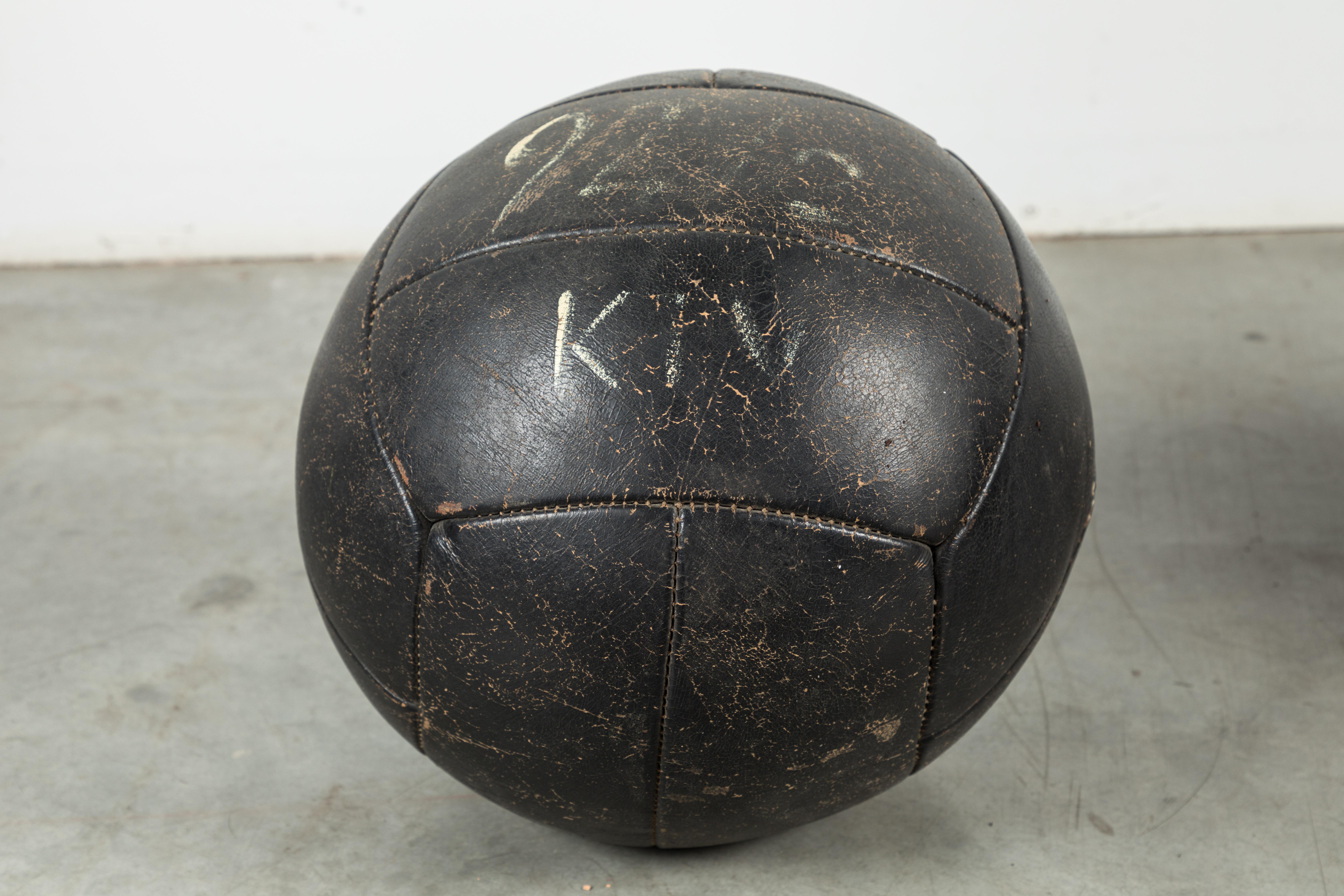 Colección de tres balones medicinales vintage de cuero negro en Bueno estado para la venta en Santa Monica, CA