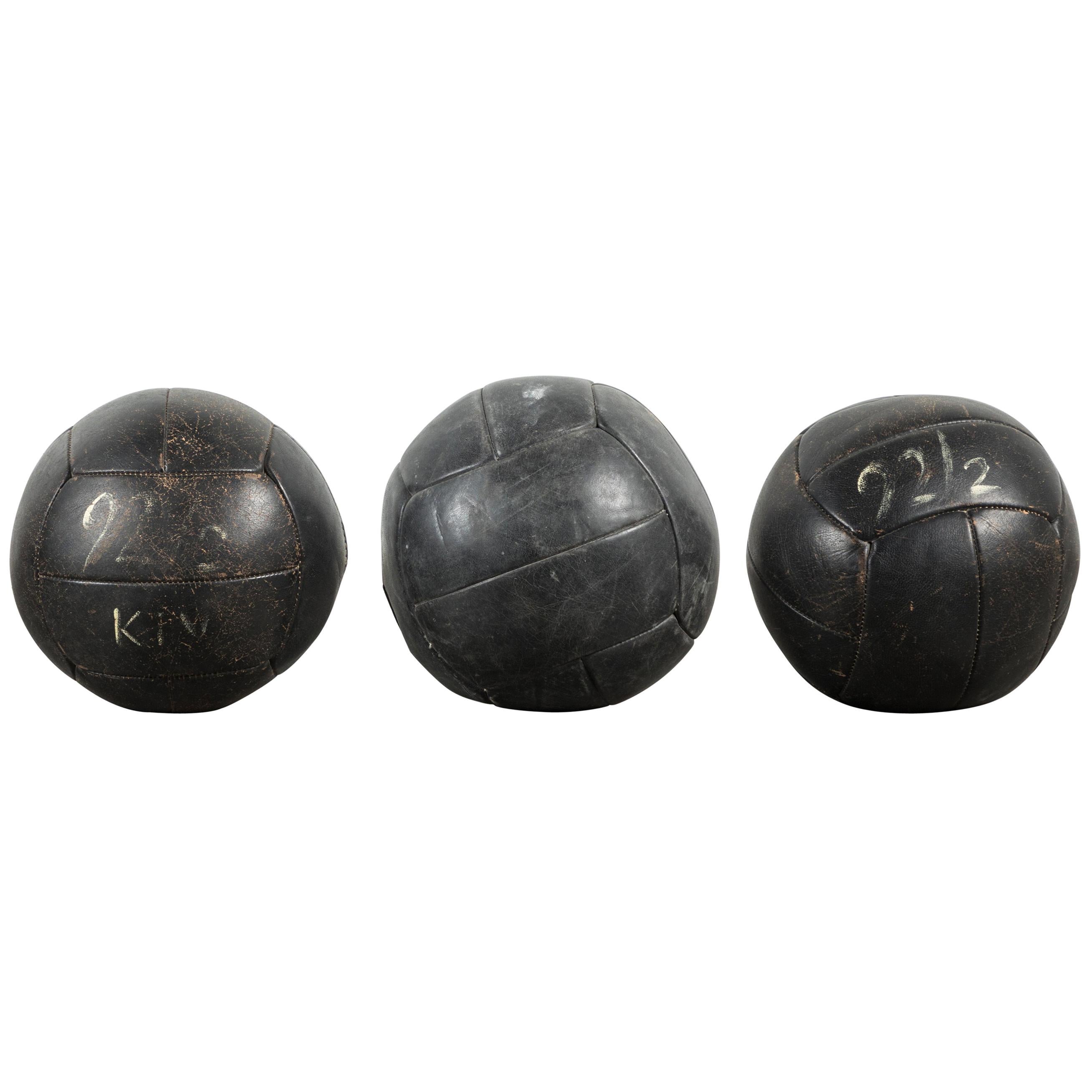 Kollektion von drei schwarzen Medizinballen aus Leder im Vintage-Stil