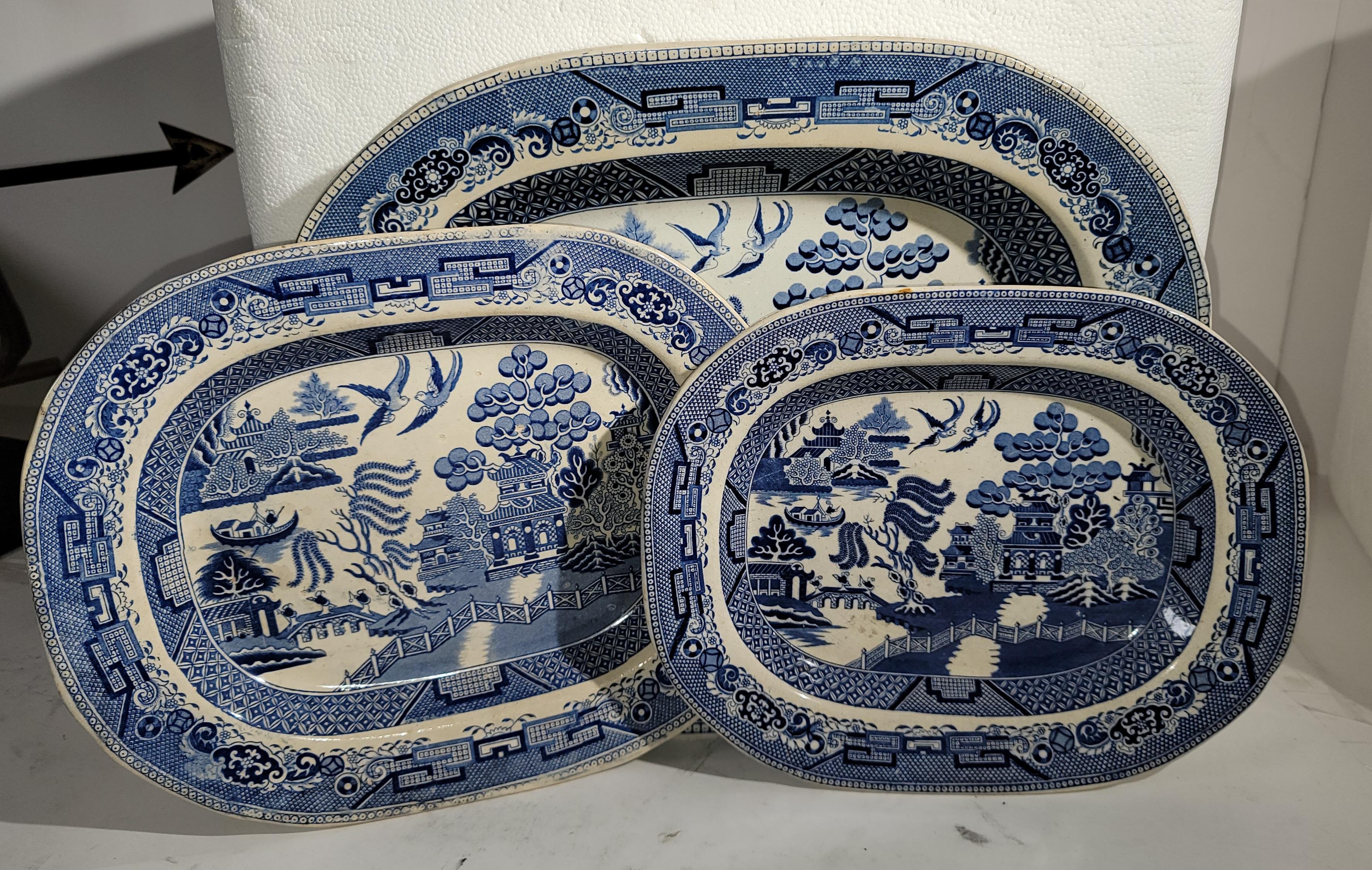 Collection of Three Blue Willow Platters -3 In Good Condition For Sale In Los Angeles, CA
