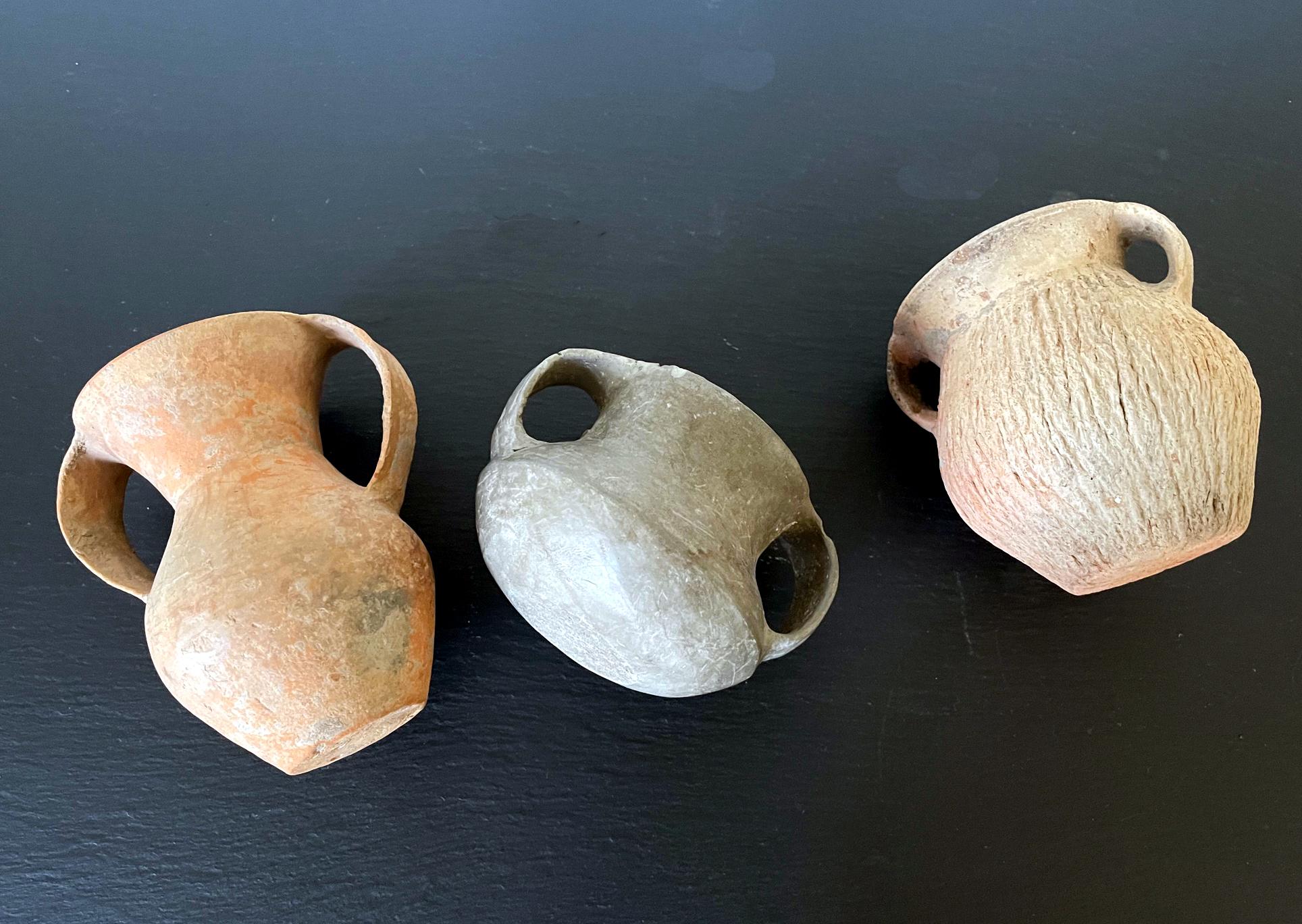 Kollektion von drei chinesischen neolithischen Töpferwaren (Archaistisch) im Angebot