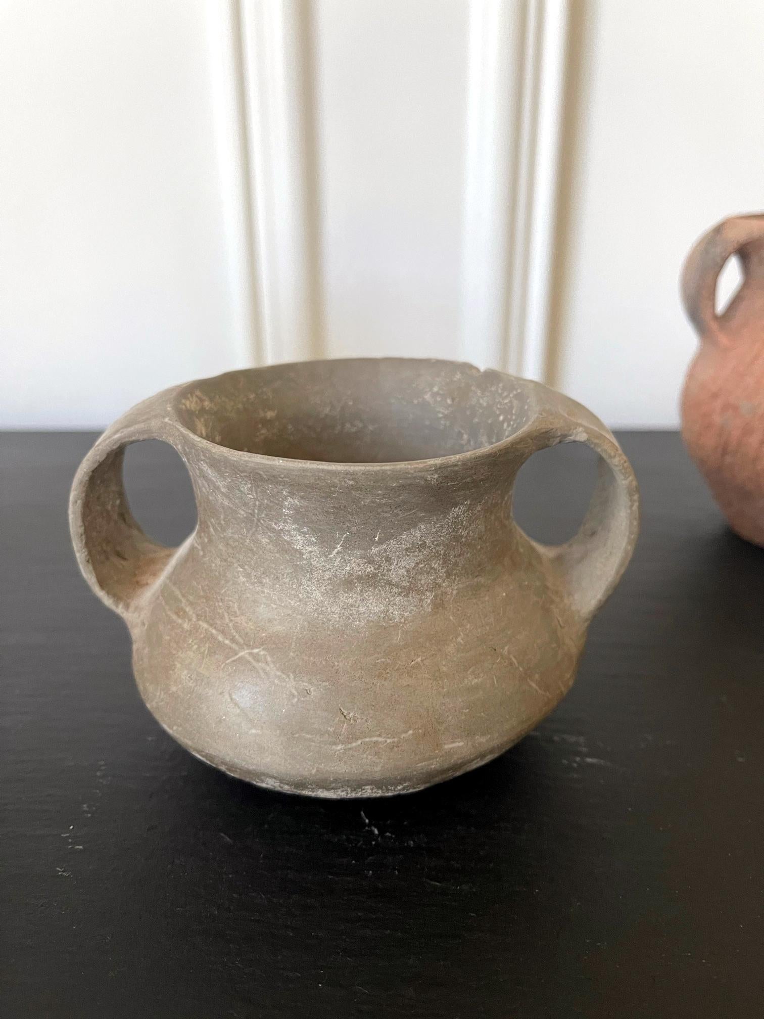 Kollektion von drei chinesischen neolithischen Töpferwaren (Keramik) im Angebot
