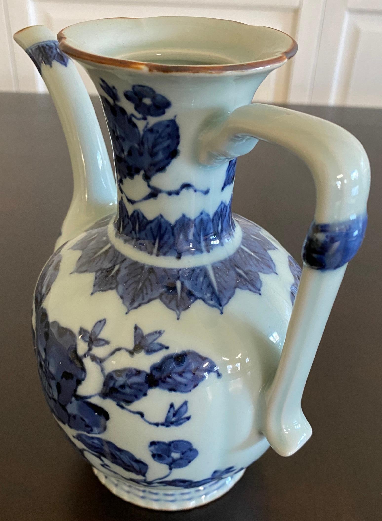 Kollektion von drei blau-weißen Teekannen aus chinesischem Porzellan im Angebot 2