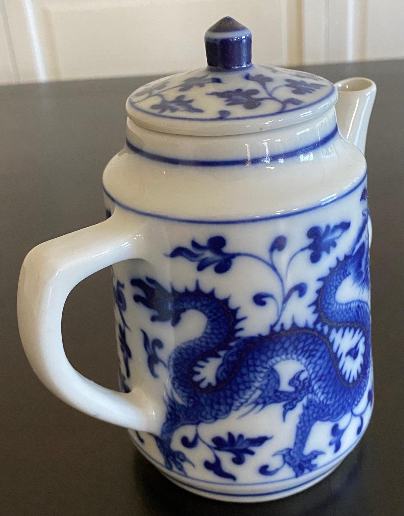 Collection de trois théières en porcelaine de Chine bleue et blanche en vente 4