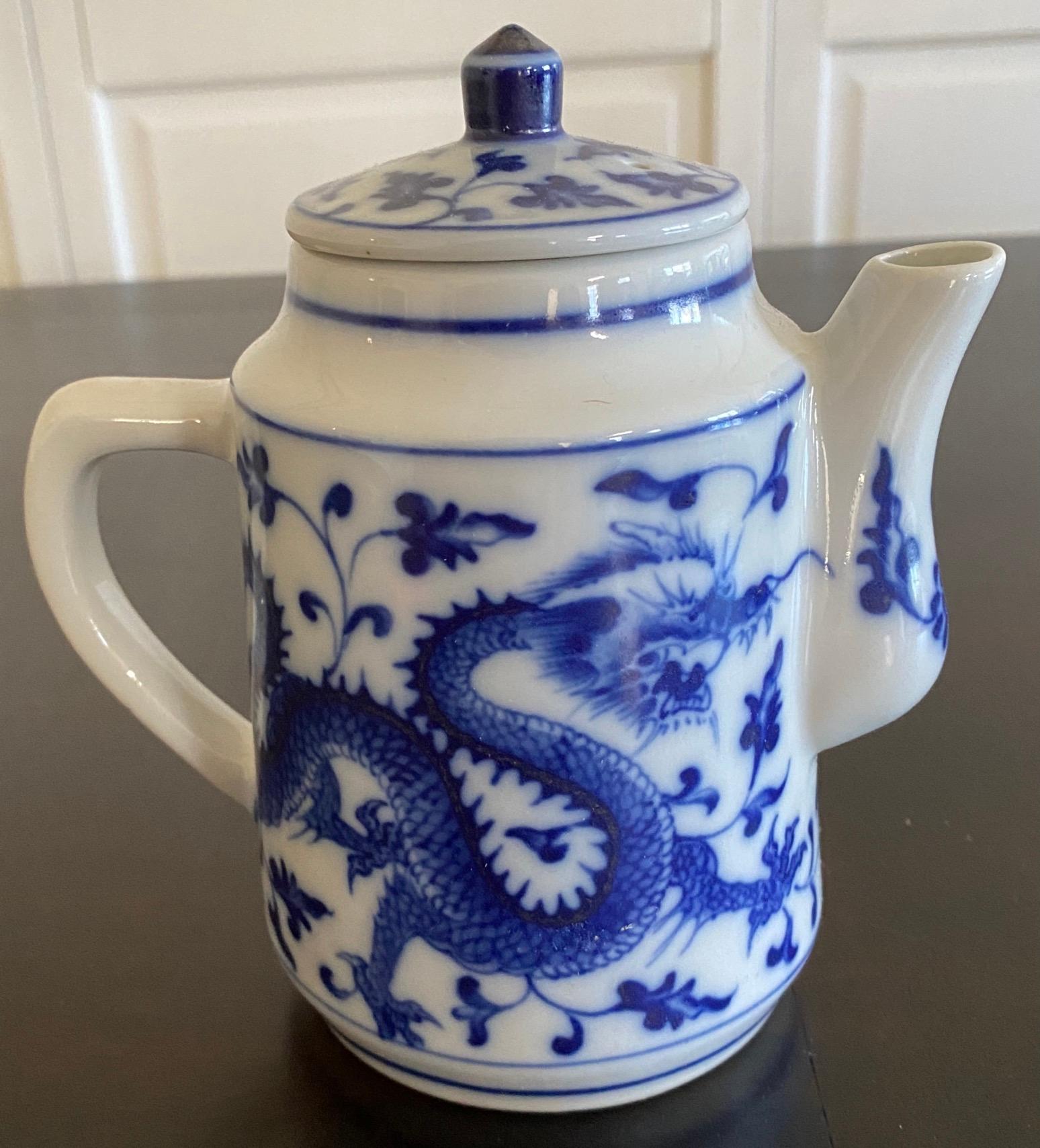 Kollektion von drei blau-weißen Teekannen aus chinesischem Porzellan im Angebot 5