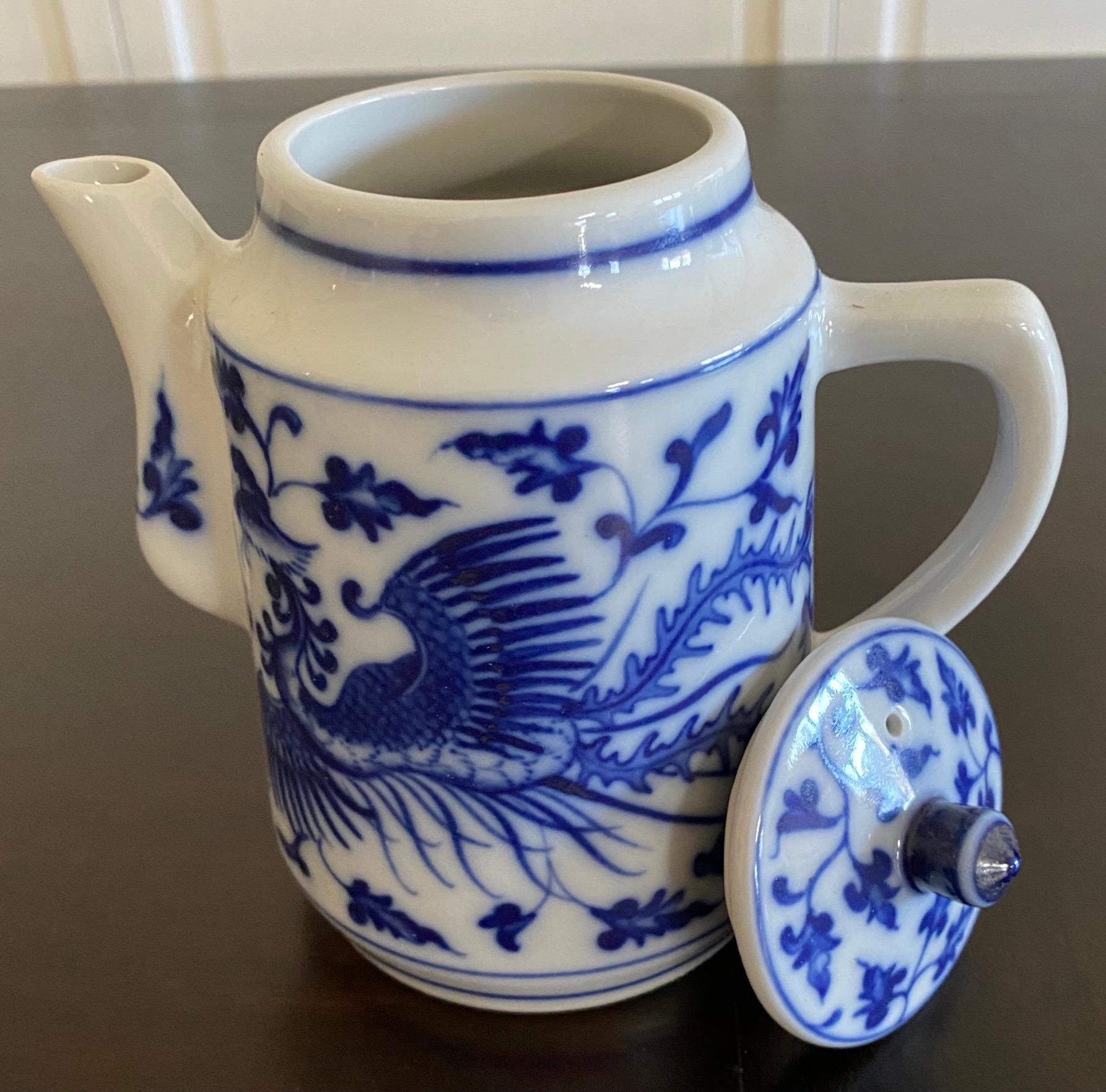 Collection de trois théières en porcelaine de Chine bleue et blanche en vente 6