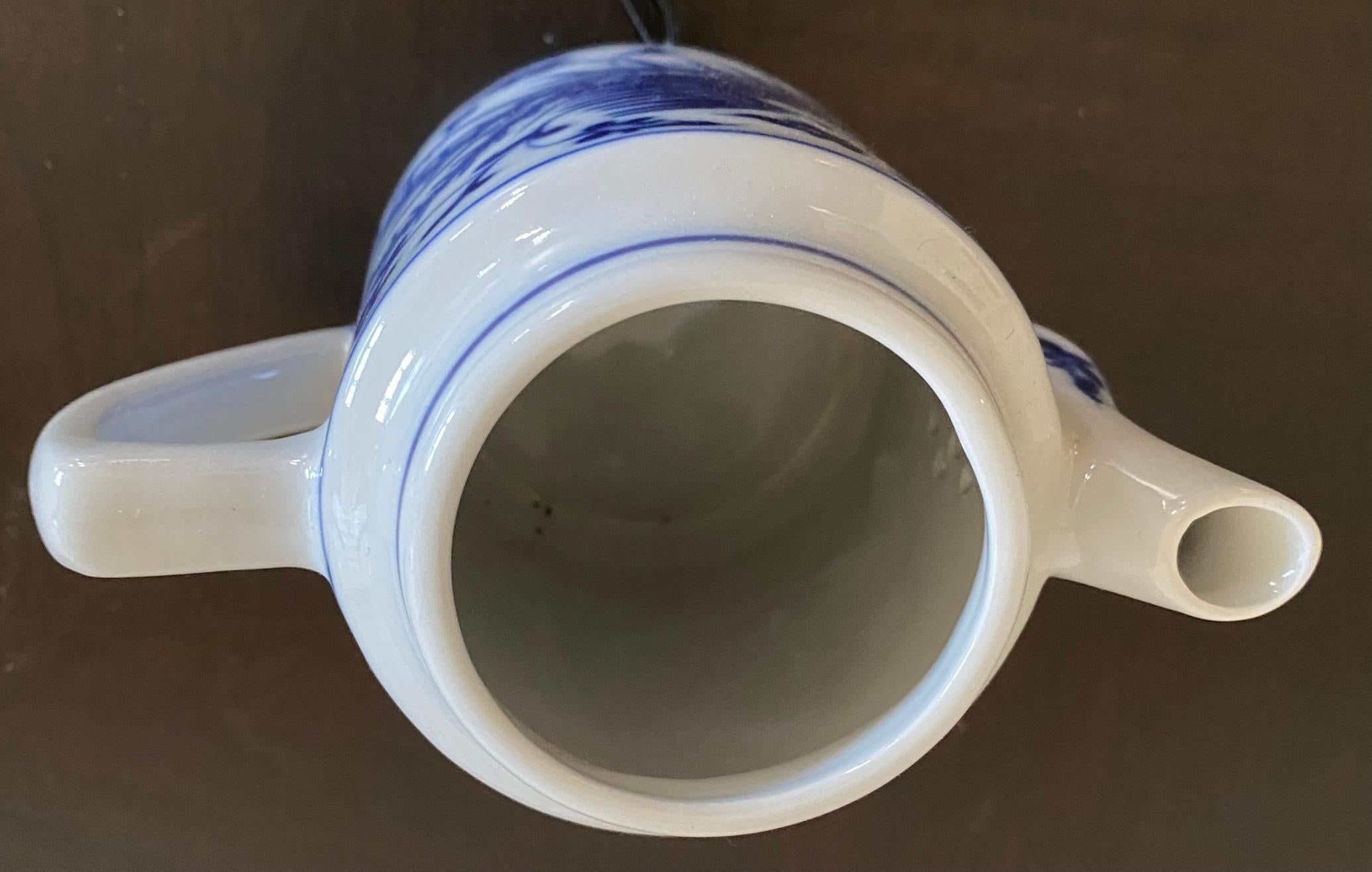 Kollektion von drei blau-weißen Teekannen aus chinesischem Porzellan im Angebot 7