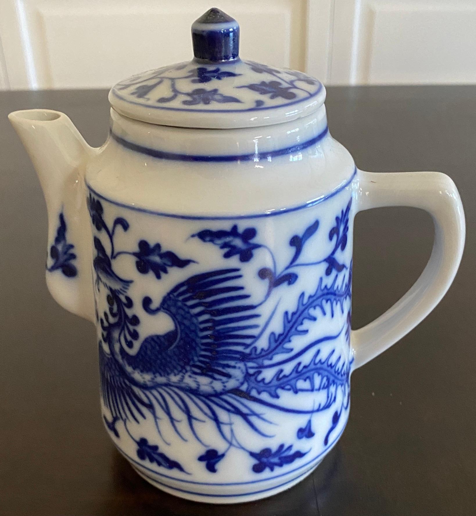 Collection de trois théières en porcelaine de Chine bleue et blanche en vente 8