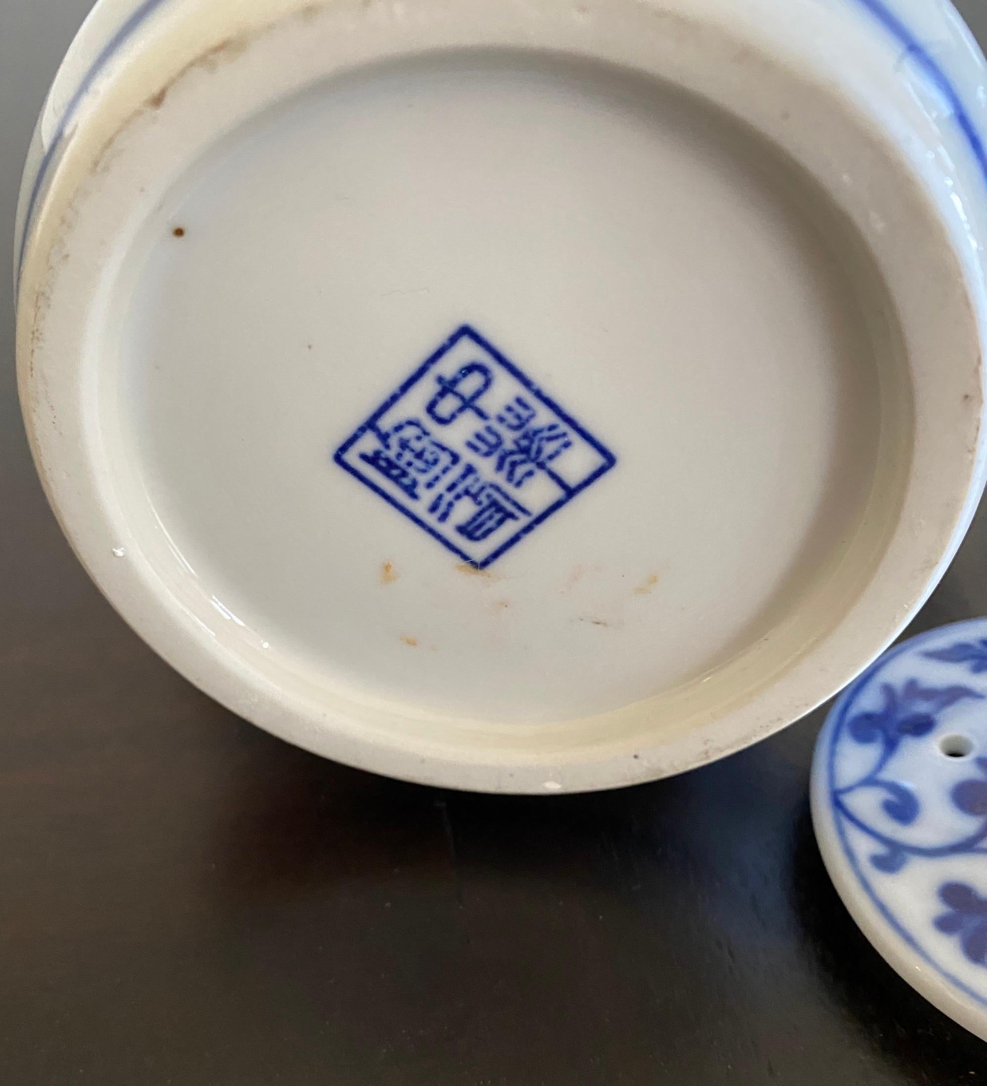 Collection de trois théières en porcelaine de Chine bleue et blanche en vente 10