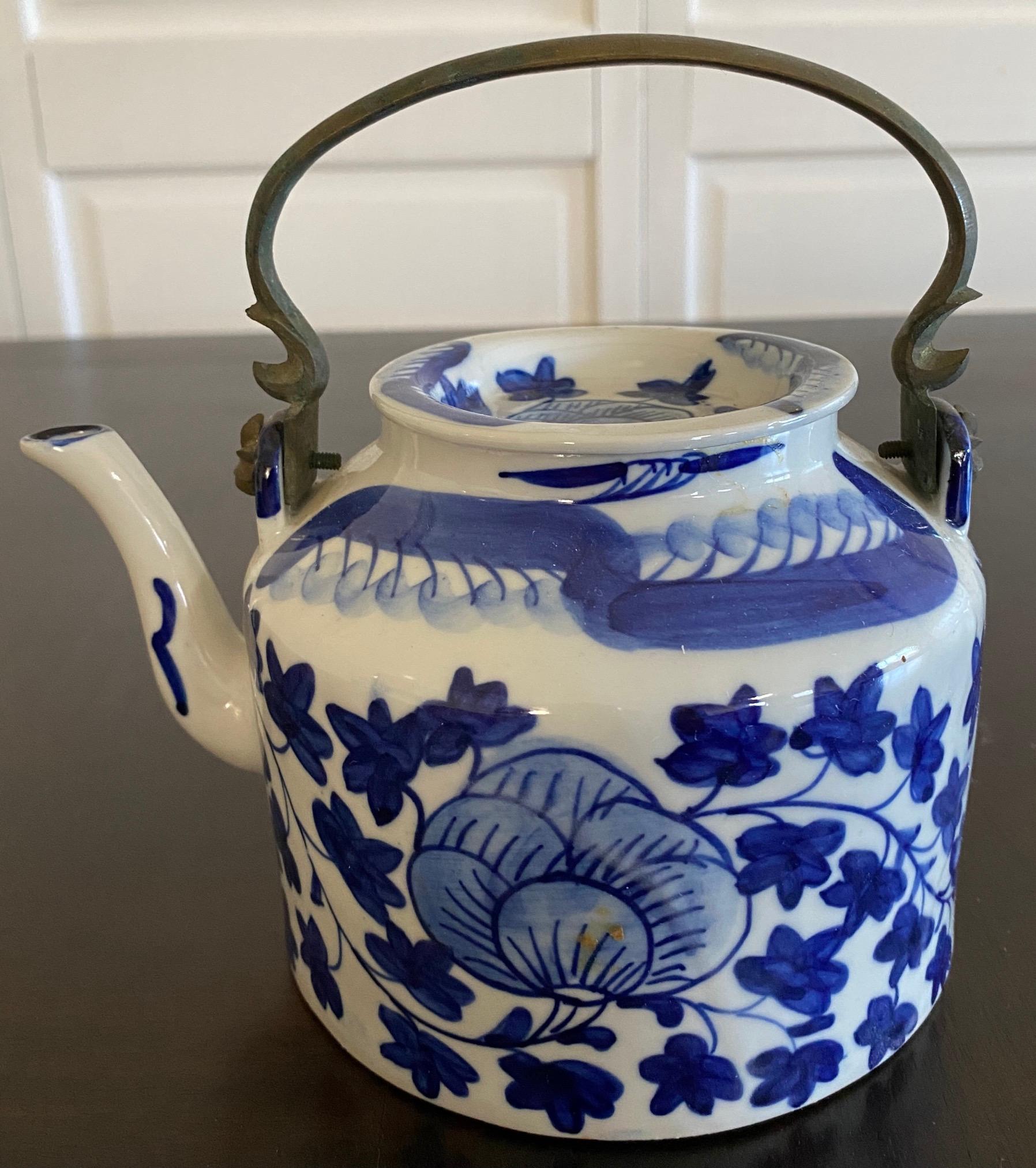 Sammlung von 3 chinesischen Export Porzellan blau & weiß Teekannen. Gönnen Sie sich eine Tasse Tee oder bedienen Sie einen Gast mit einer individuellen Teekanne oder verwenden Sie sie als Dekoration oder skulpturales Objekt
Die größte Teekanne