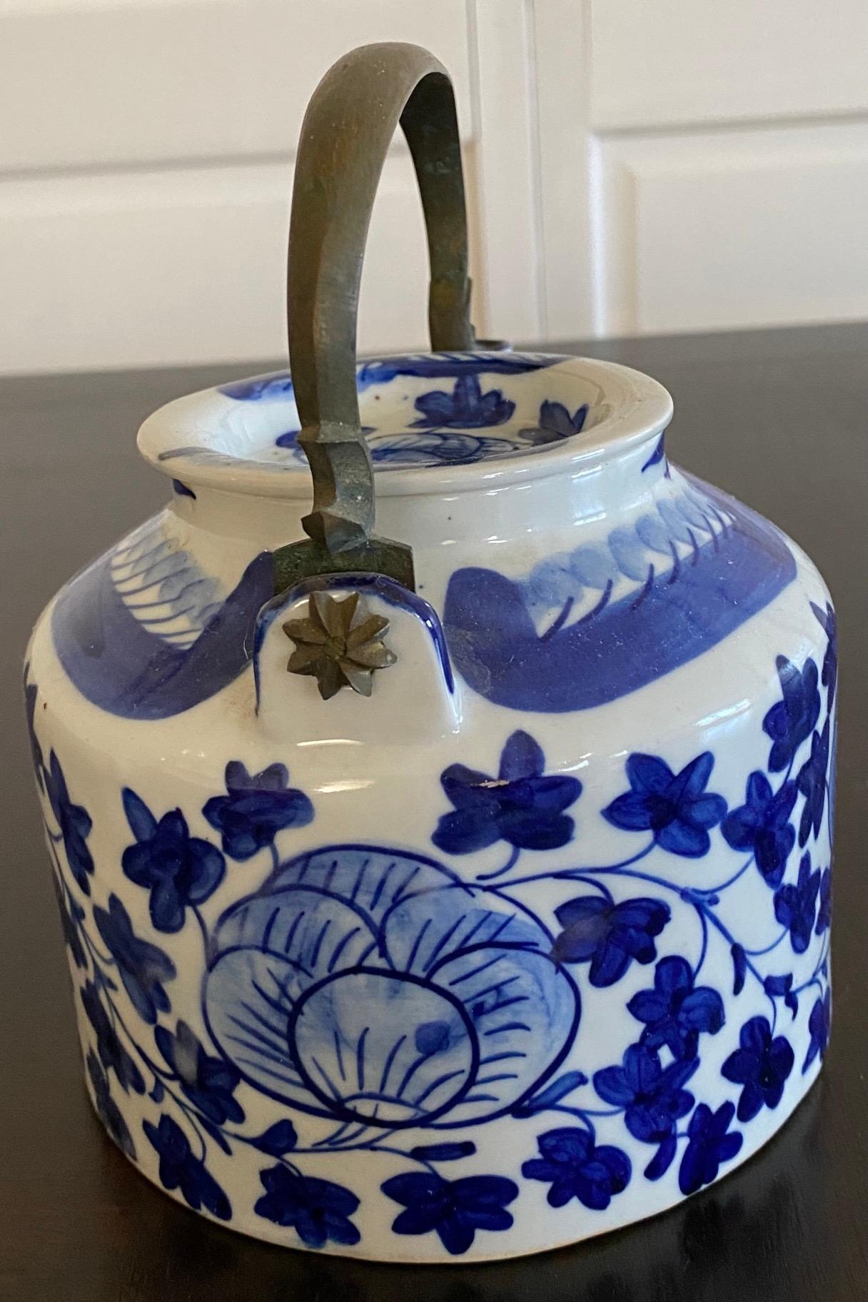 Chinois Collection de trois théières en porcelaine de Chine bleue et blanche en vente