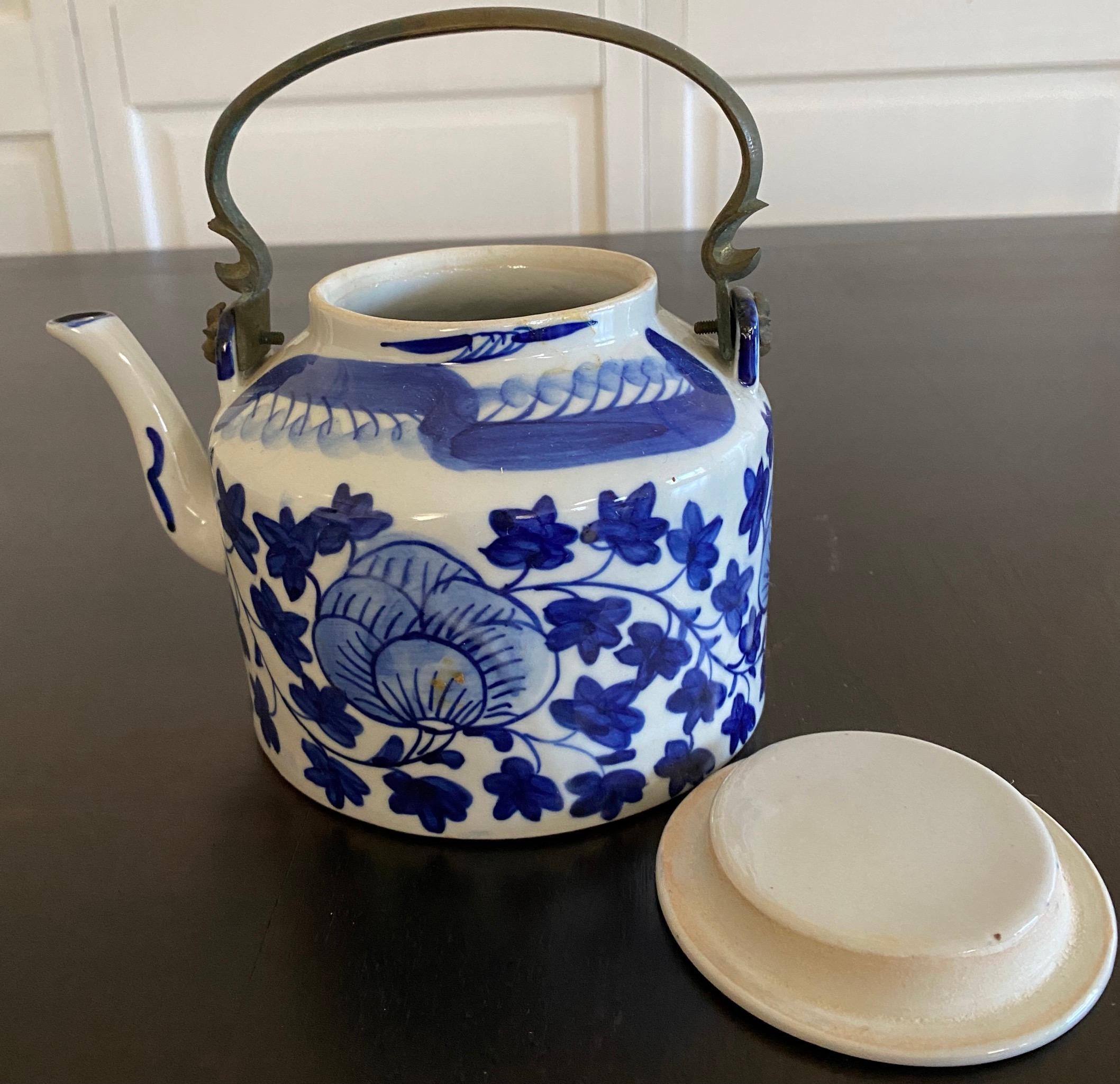 Kollektion von drei blau-weißen Teekannen aus chinesischem Porzellan (Chinesisch) im Angebot