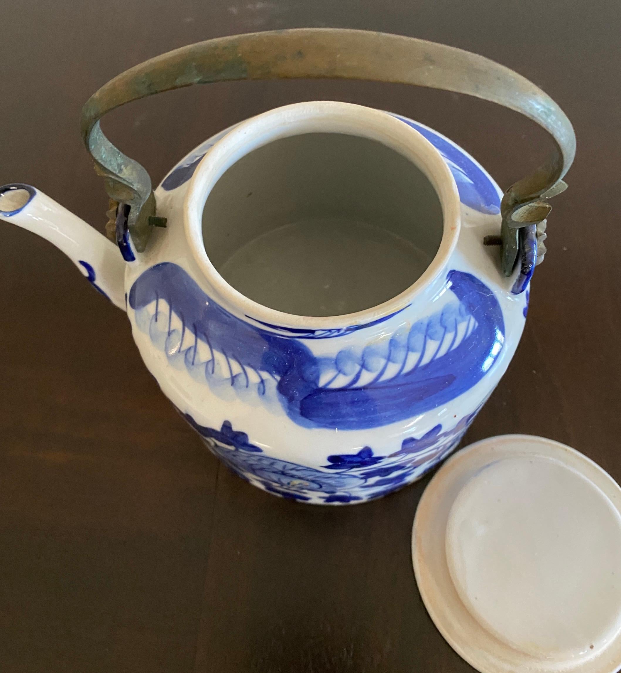 Kollektion von drei blau-weißen Teekannen aus chinesischem Porzellan (Handbemalt) im Angebot