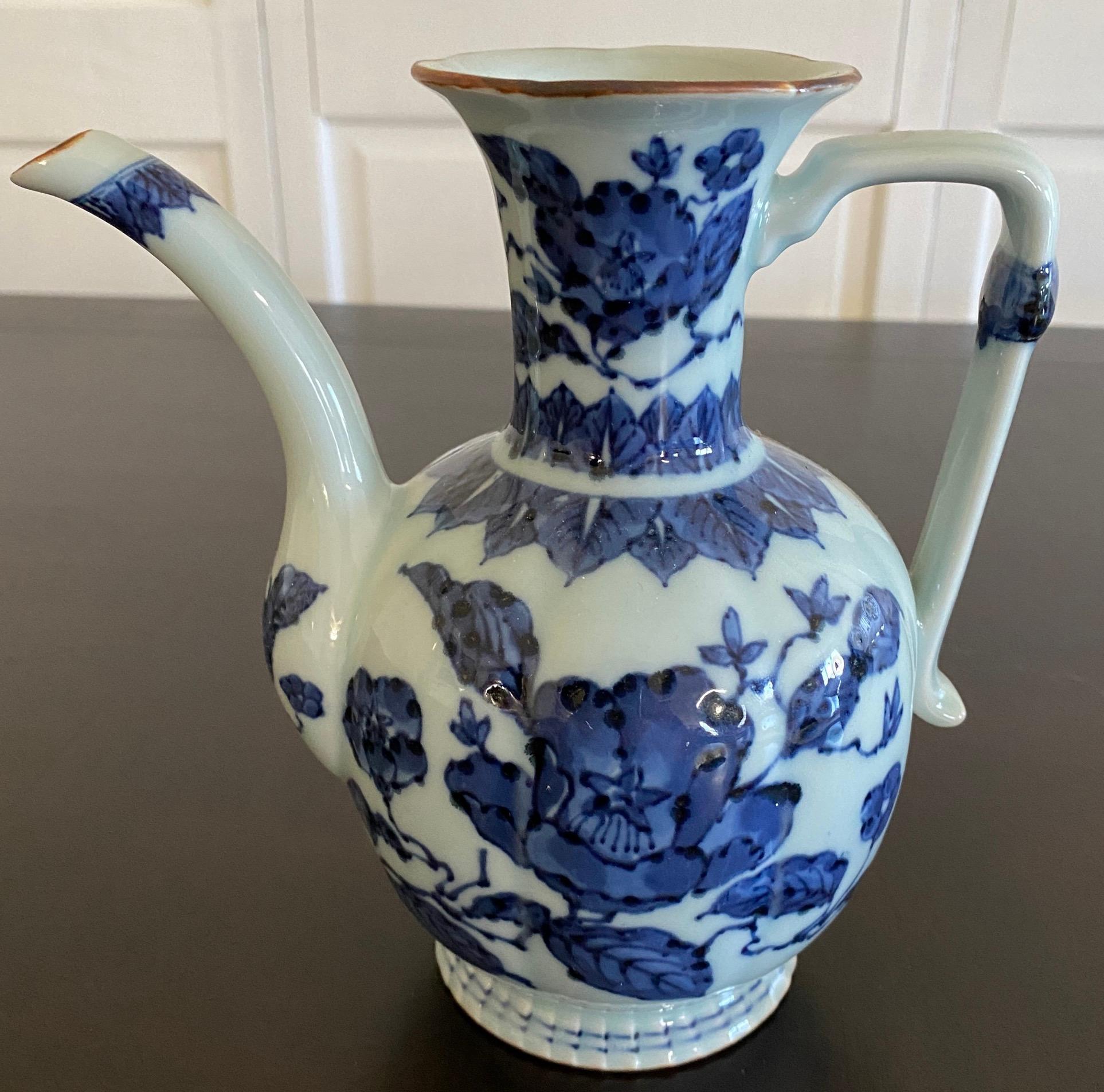 Kollektion von drei blau-weißen Teekannen aus chinesischem Porzellan (20. Jahrhundert) im Angebot