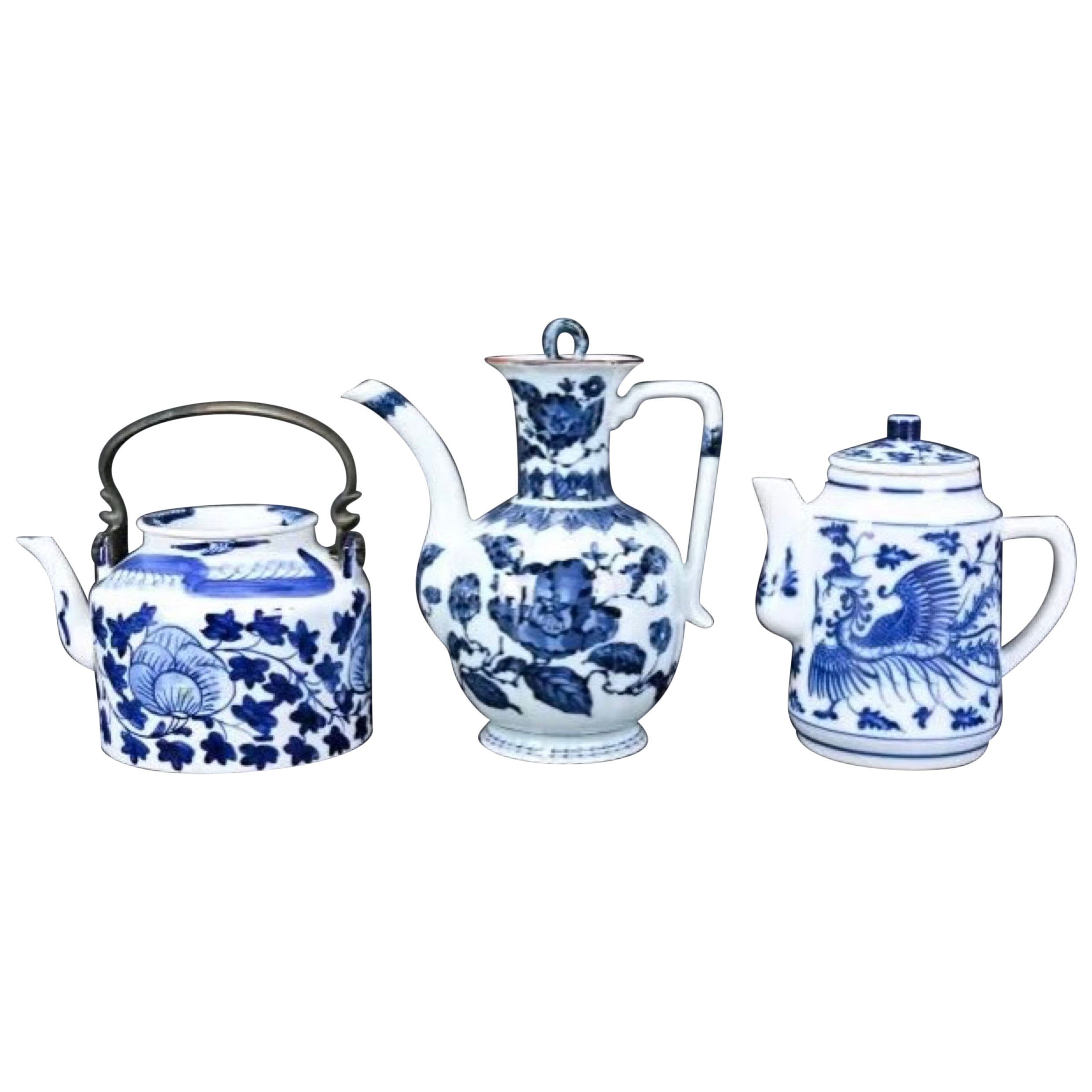 Collection de trois théières en porcelaine de Chine bleue et blanche