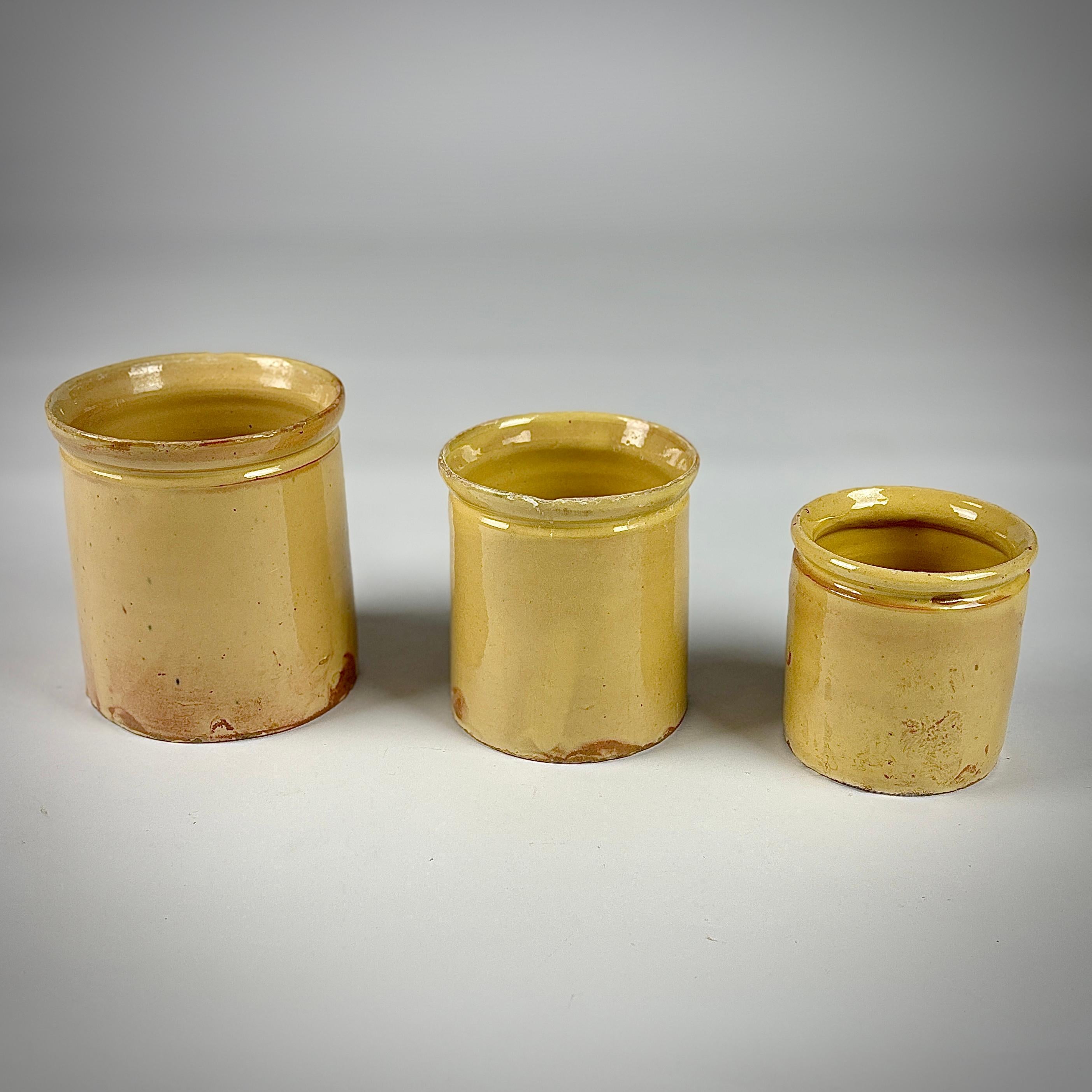 Collectional de 3 pots de miel en engobe gradué. engobe jaune pâle glorieux.

Bon état correspondant à l'âge.

France, Circa 1920.