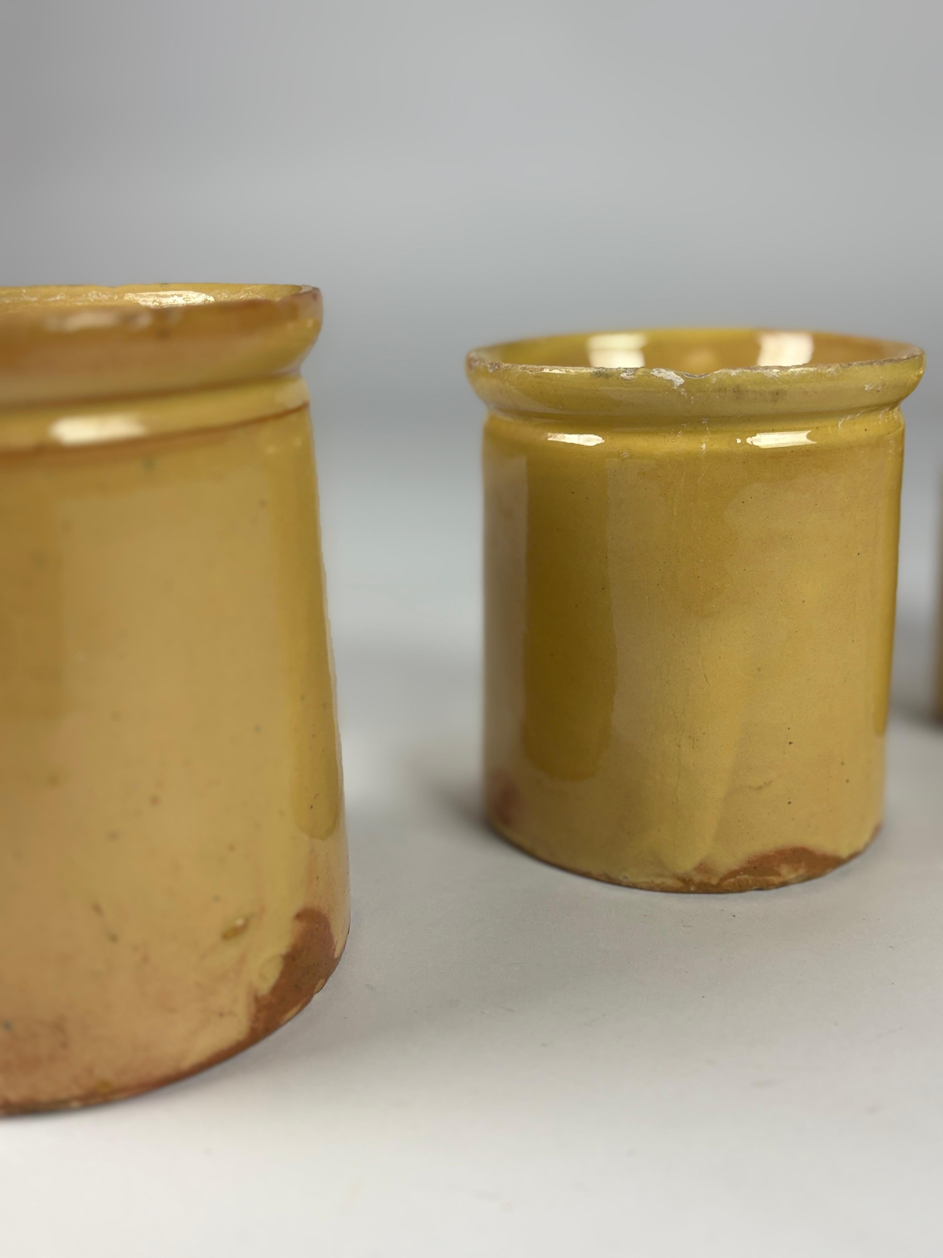 20ième siècle Collectional de trois pots à miel en terre cuite du début du 20e siècle en vente