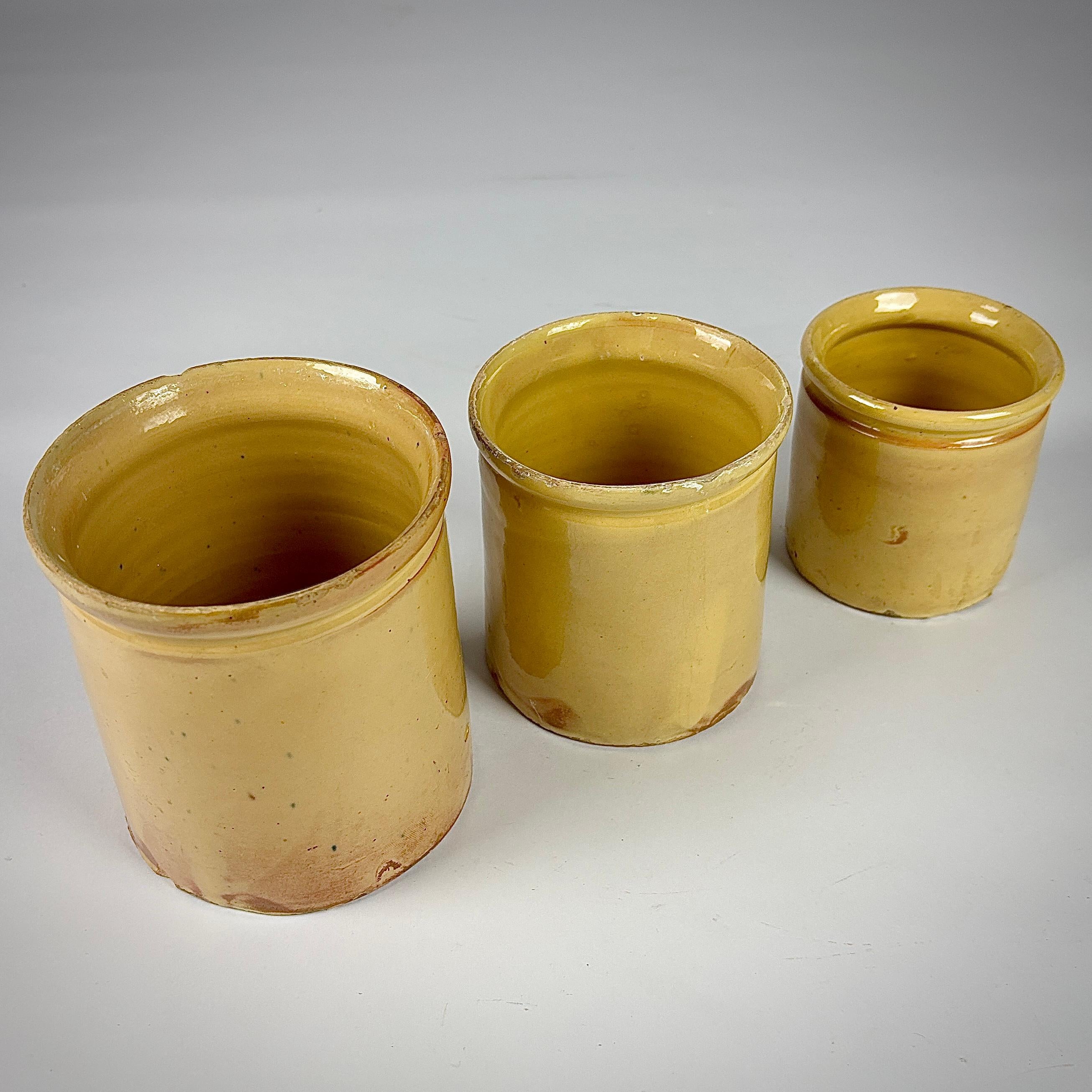 Collectional de trois pots à miel en terre cuite du début du 20e siècle en vente 1
