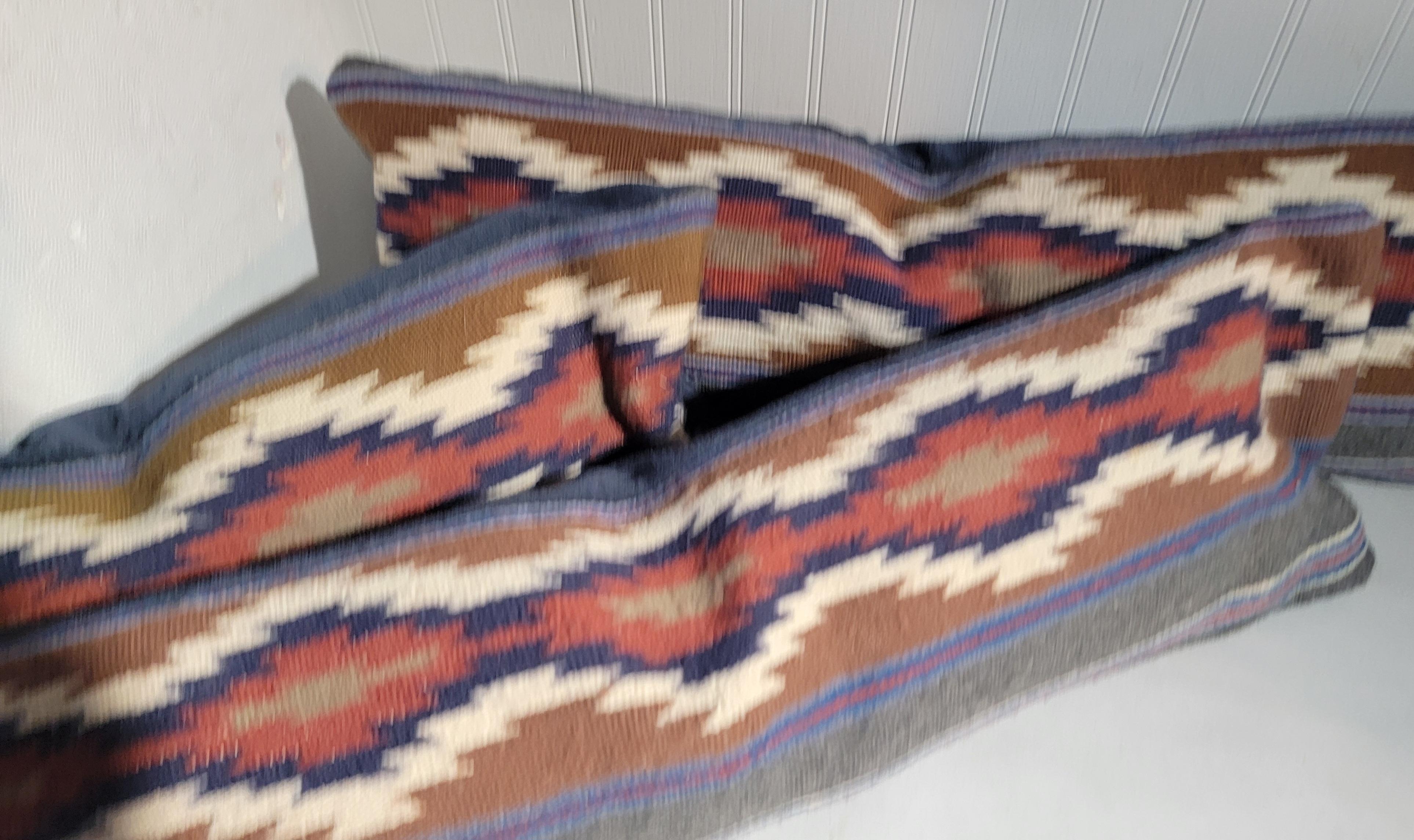 Navajo Indianer Weberei Bolster Kissen Sammlung von drei. Die Unterlage ist aus blauem Baumwollleinen und wird als Dreiergruppe verkauft.