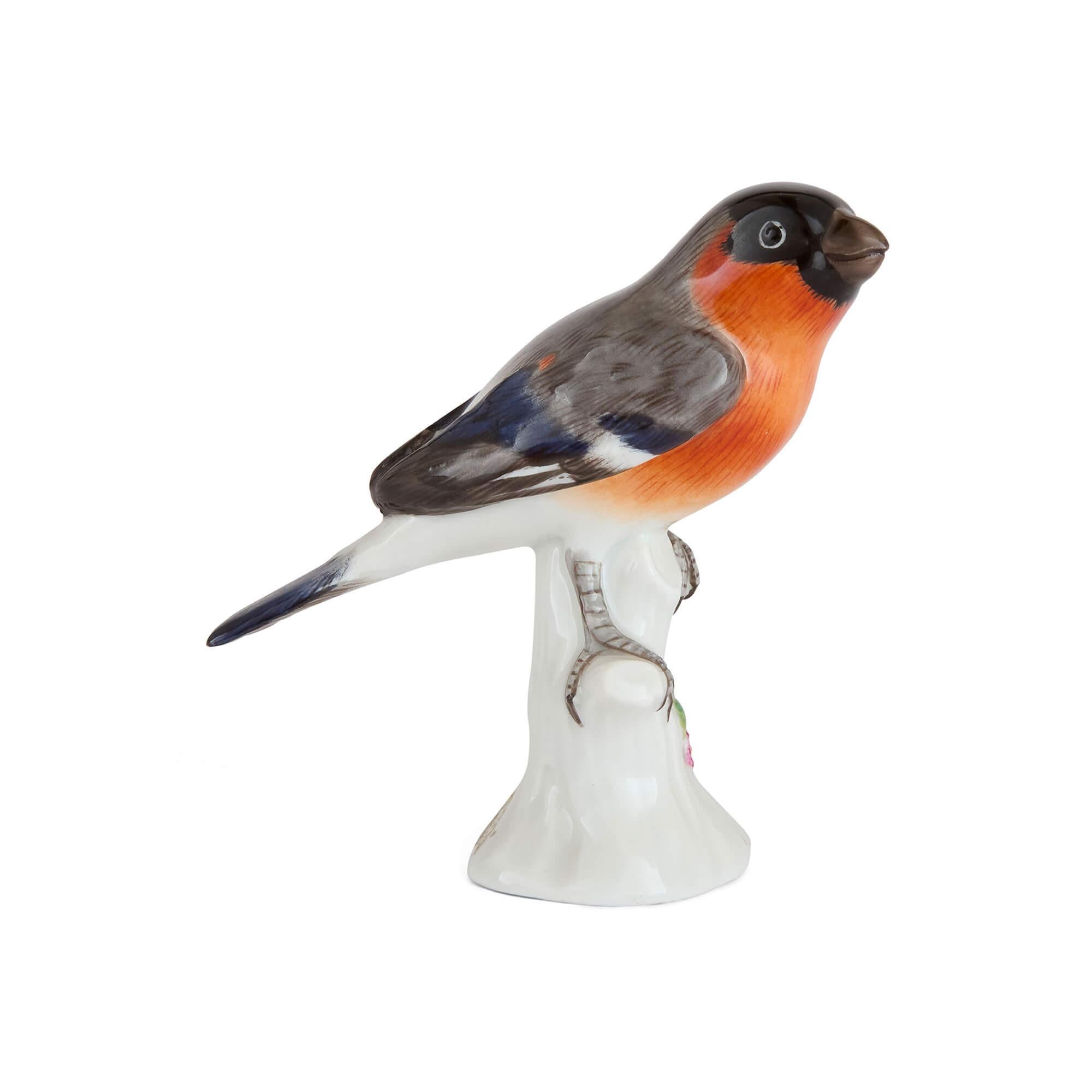 Collezione di tre figure di uccelli in porcellana tedesca Meissen Porcelain 
Tedesco, 20° secolo 
Il più grande: Altezza 11,5 cm, larghezza 12,5 cm, profondità 7 cm 

Questo delizioso insieme di tre figure di uccelli in porcellana è stato prodotto