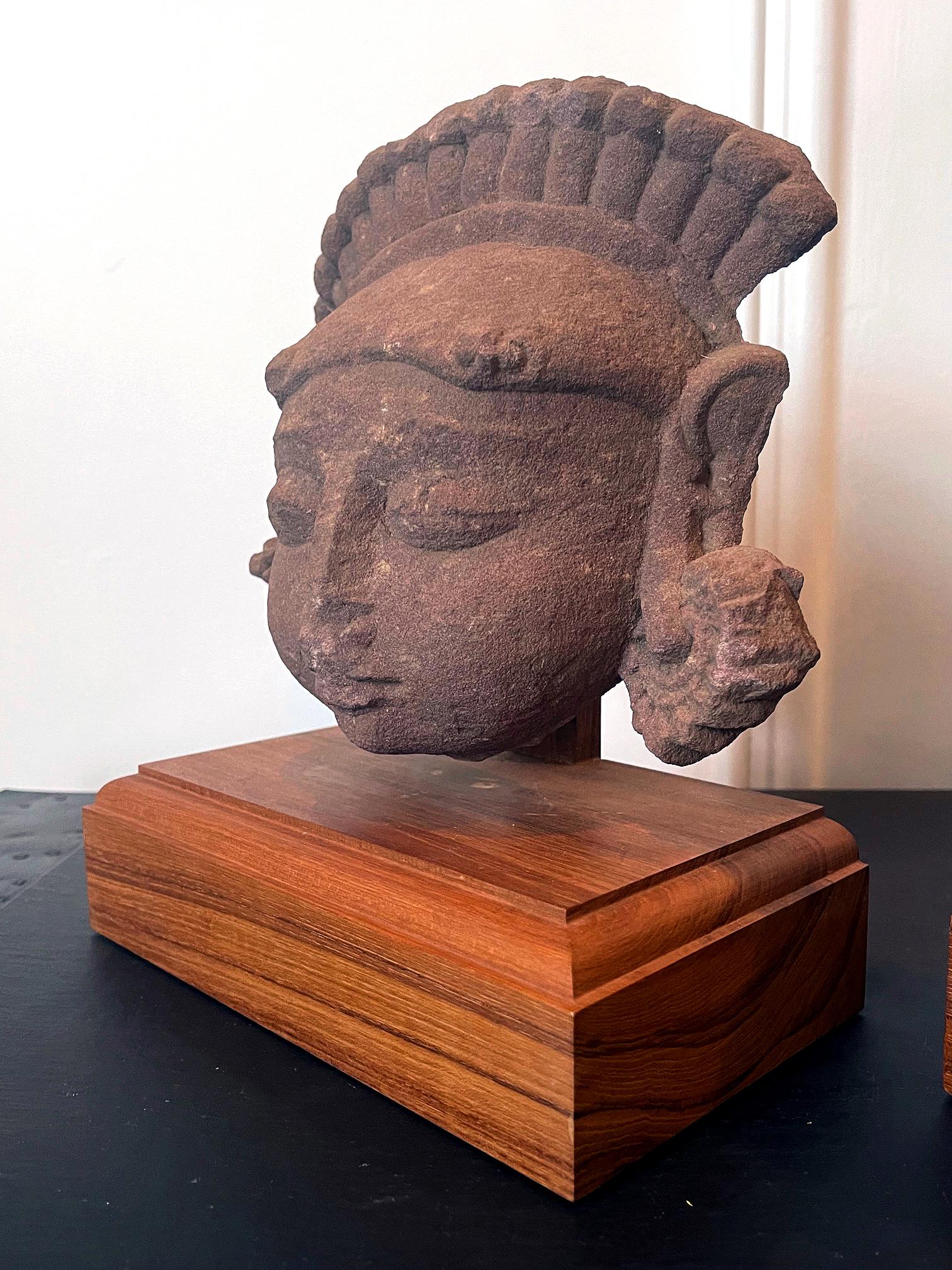 Collection de trois têtes de divinités indiennes sculptées dans le grès en vente 3