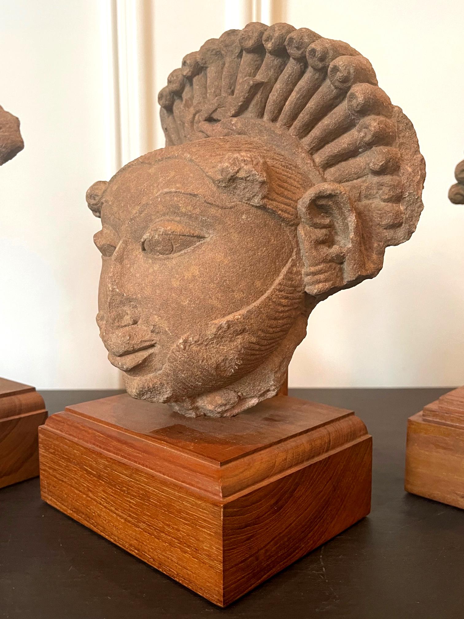 Collection de trois têtes de divinités indiennes sculptées dans le grès en vente 4