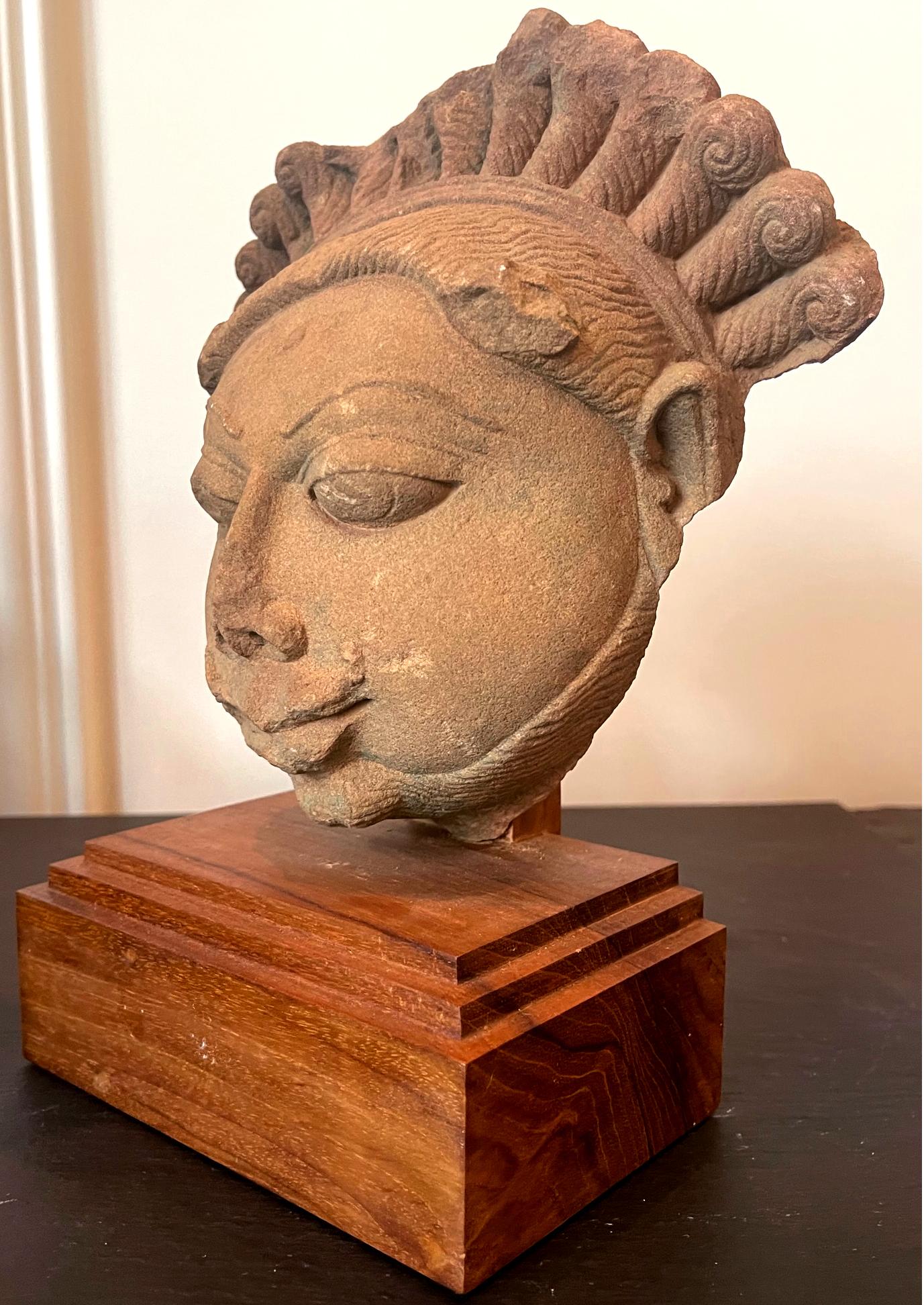 Collection de trois têtes de divinités indiennes sculptées dans le grès en vente 5