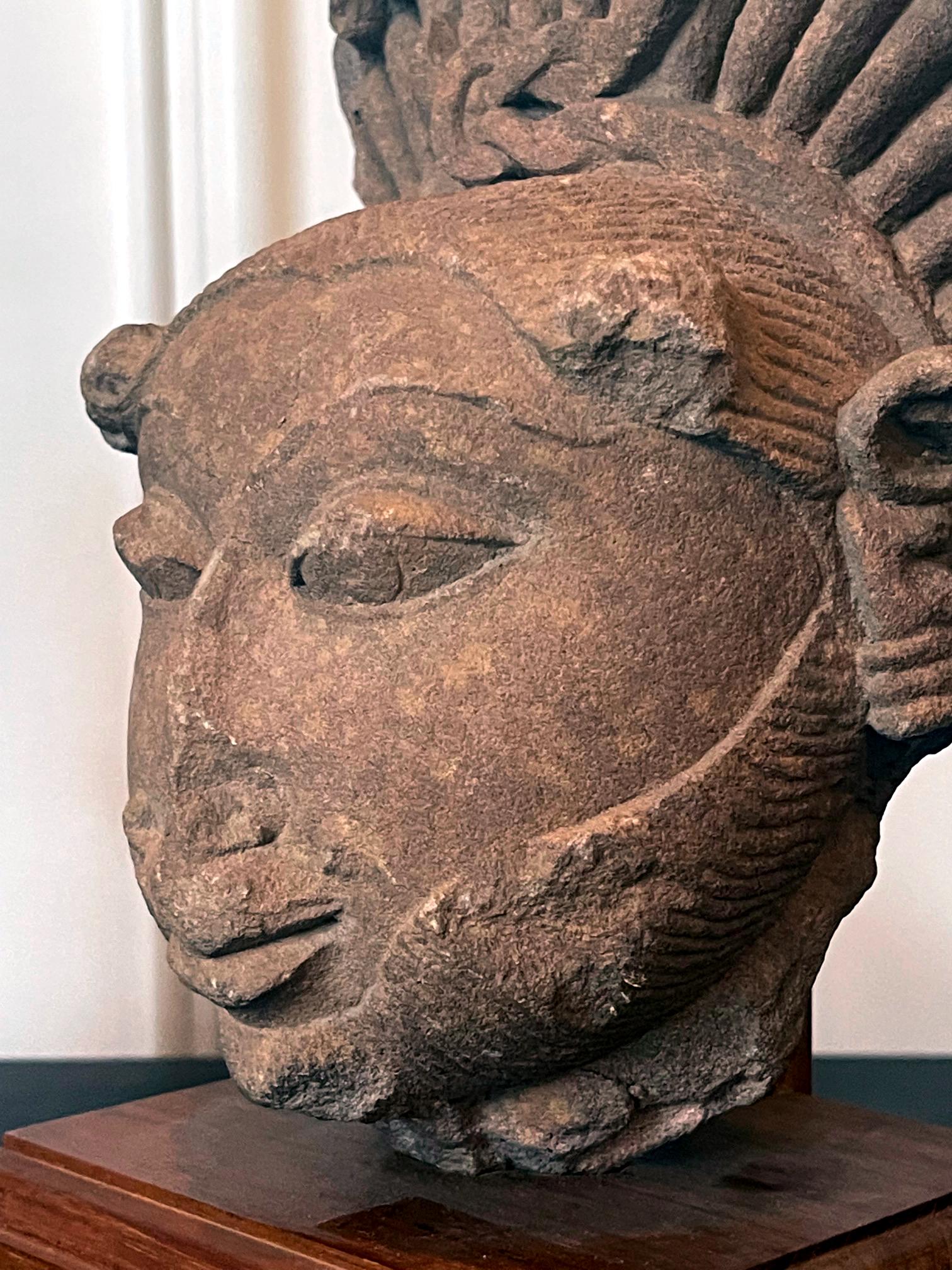 Collection de trois têtes de divinités indiennes sculptées dans le grès en vente 6