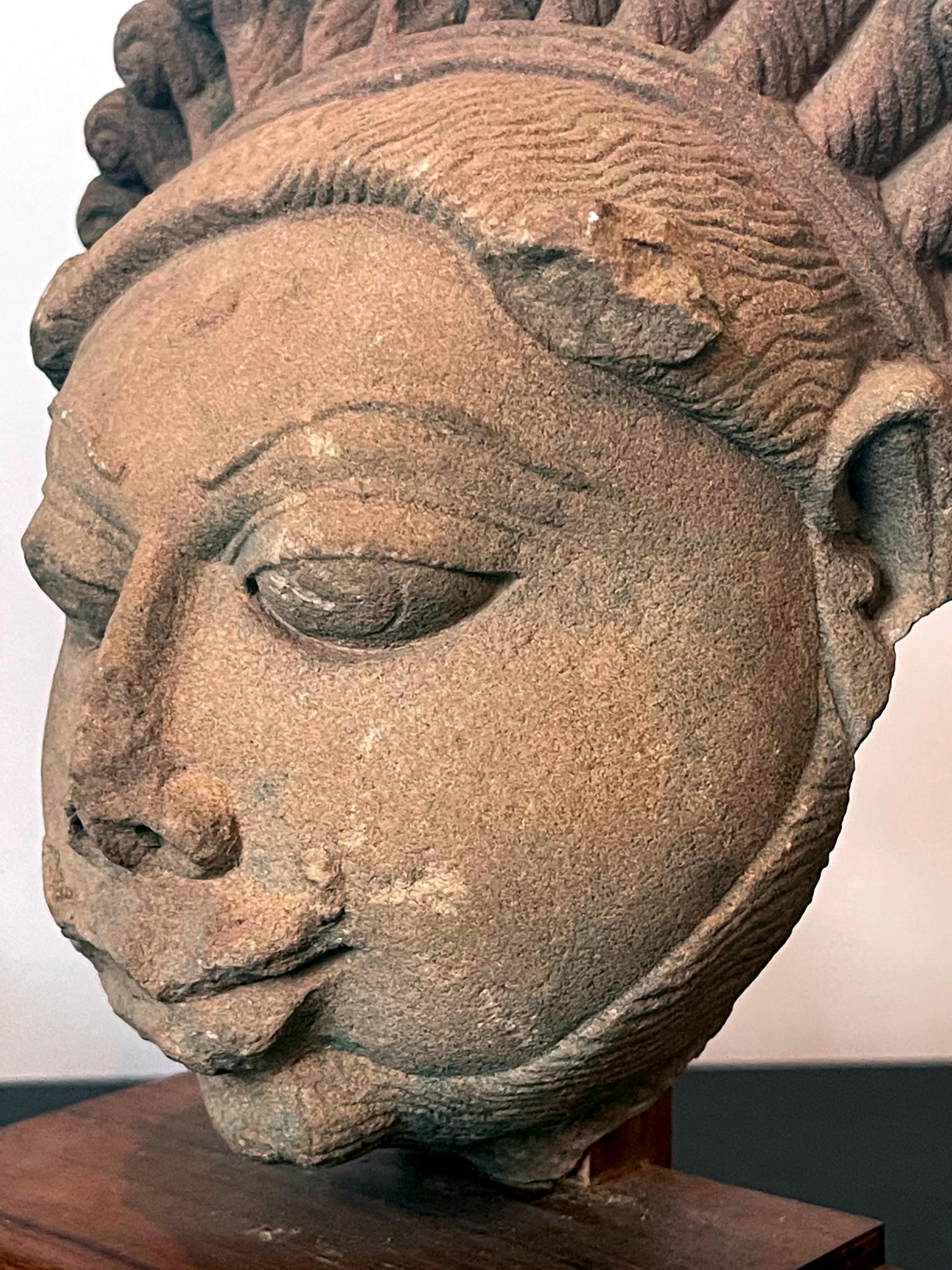 Collection de trois têtes de divinités indiennes sculptées dans le grès en vente 7