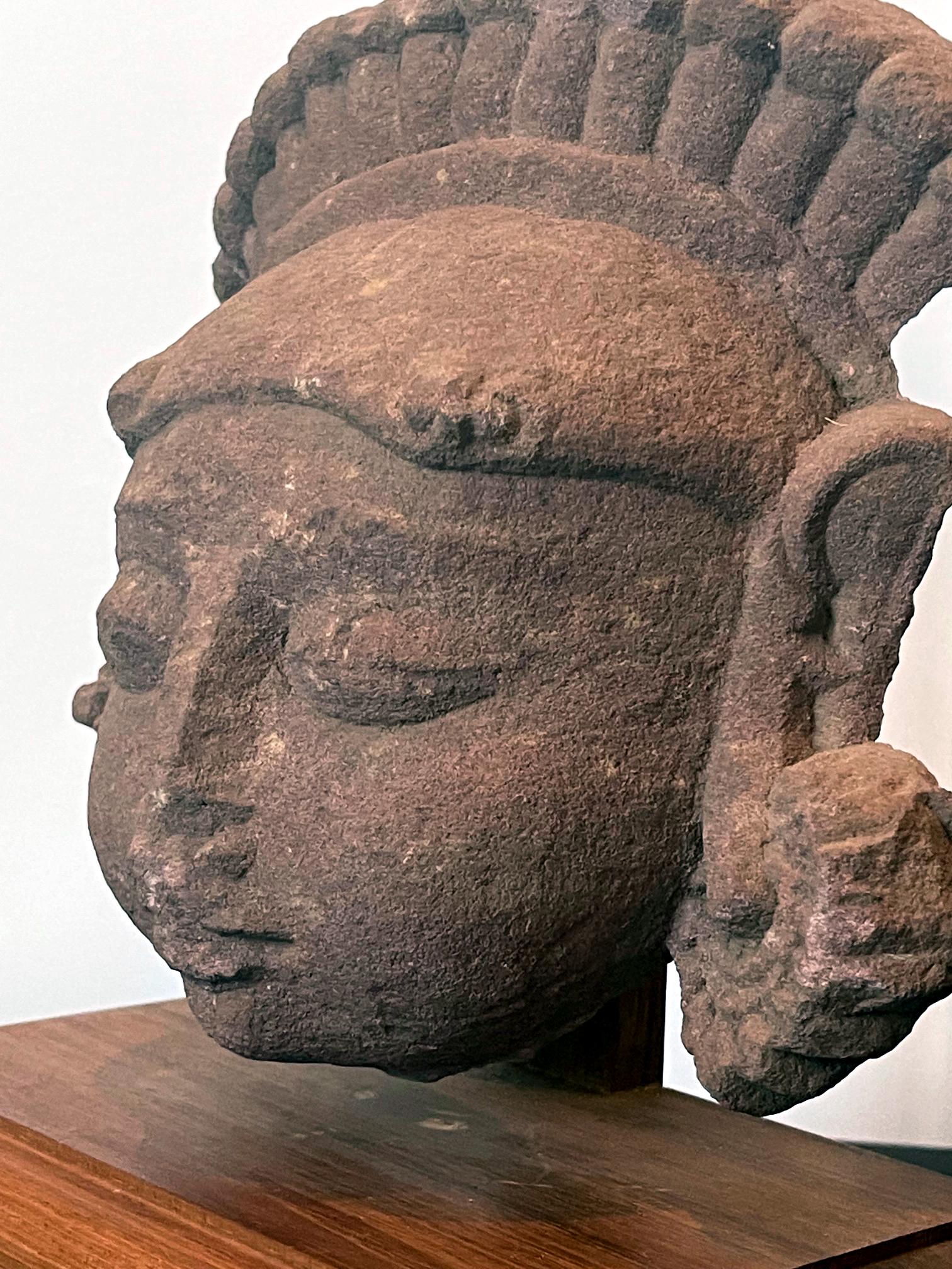 Colección de tres cabezas de deidades indias talladas en arenisca en venta 8