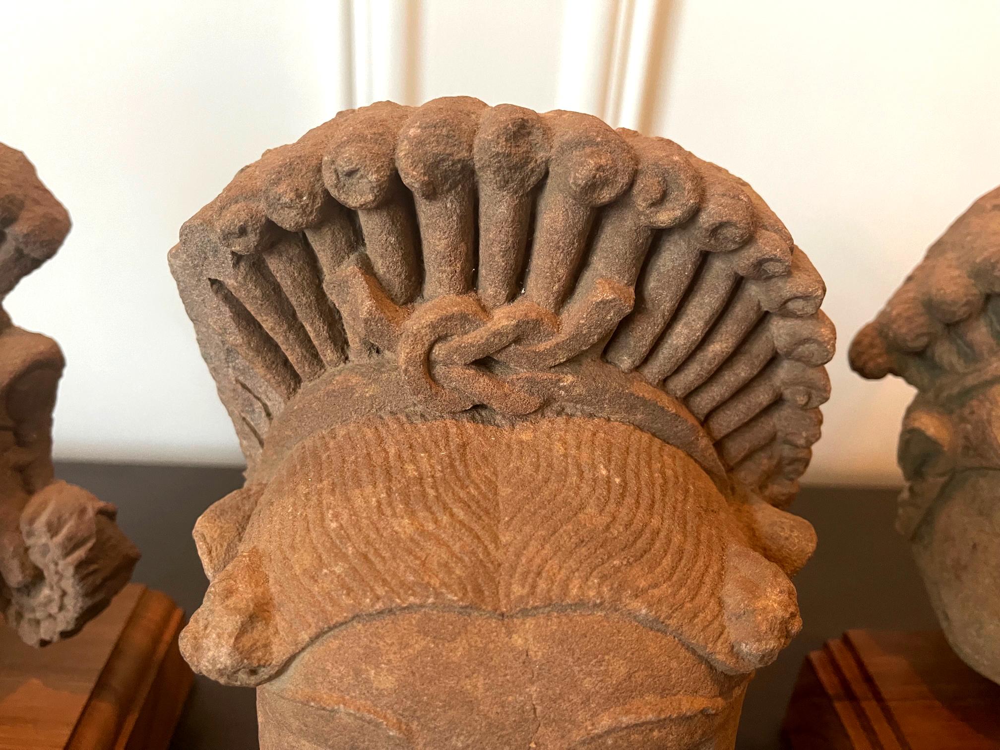 Colección de tres cabezas de deidades indias talladas en arenisca en venta 9