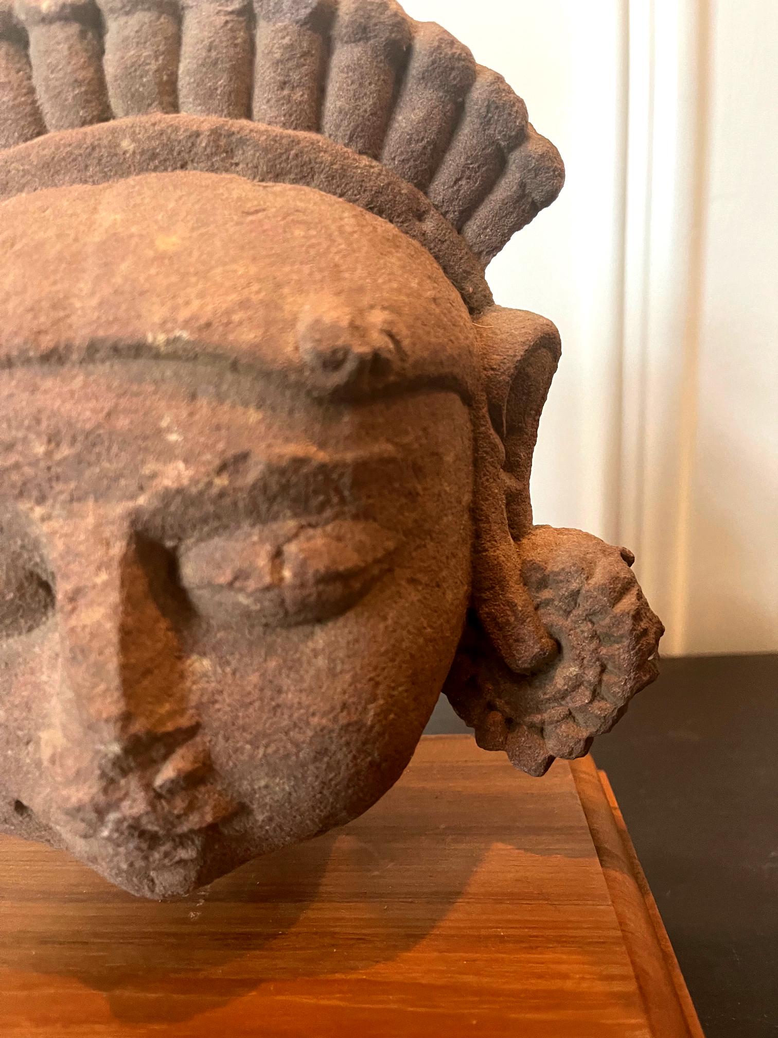 Colección de tres cabezas de deidades indias talladas en arenisca en venta 10