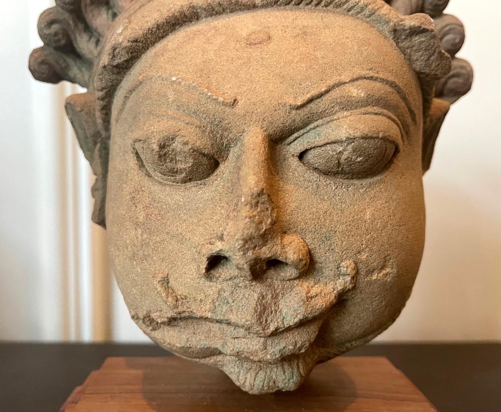 Colección de tres cabezas de deidades indias talladas en arenisca en venta 11