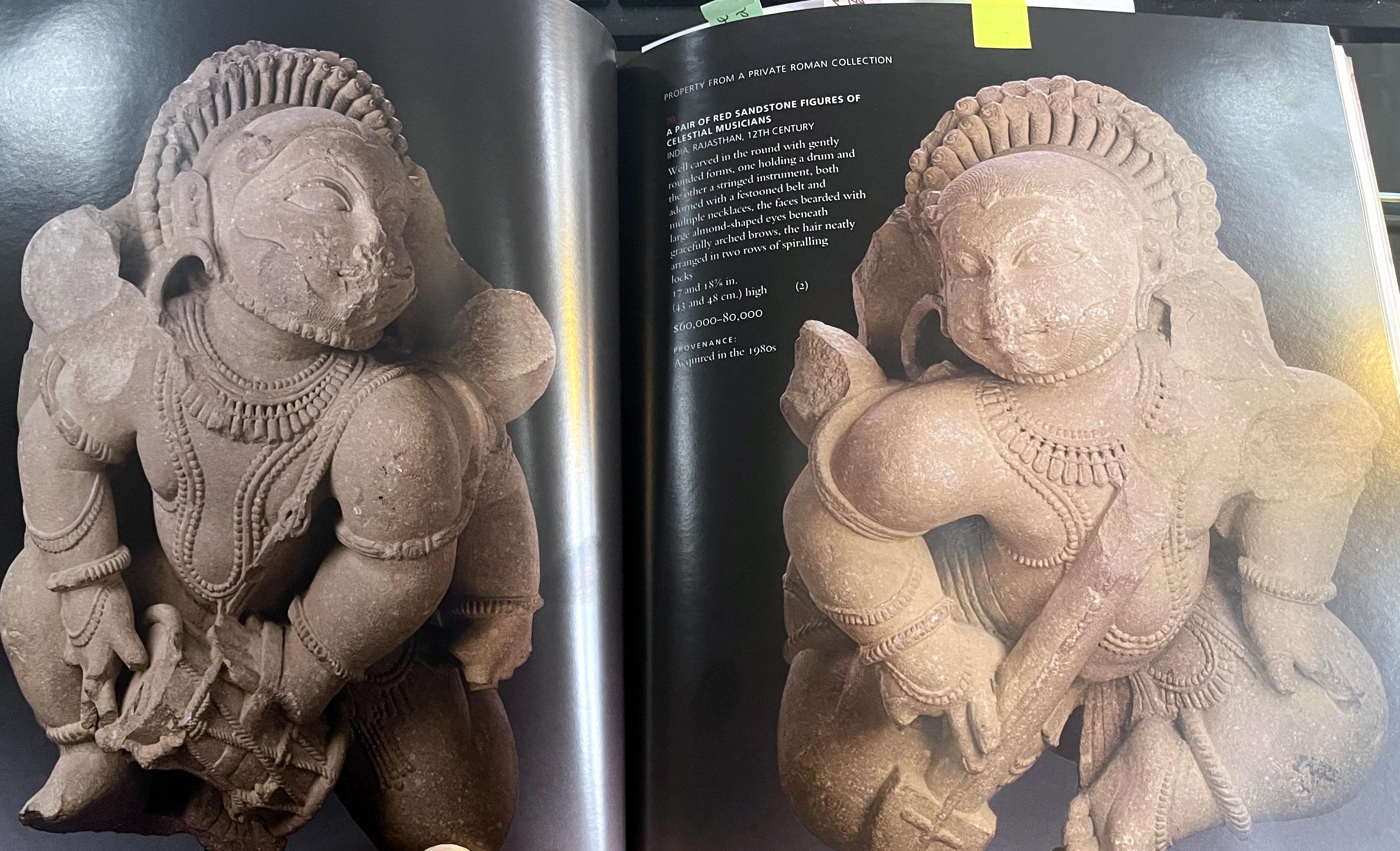 Collection de trois têtes de divinités indiennes sculptées dans le grès en vente 13