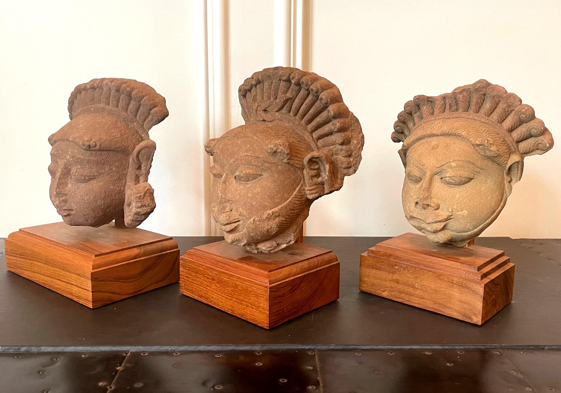 Indien Collection de trois têtes de divinités indiennes sculptées dans le grès en vente