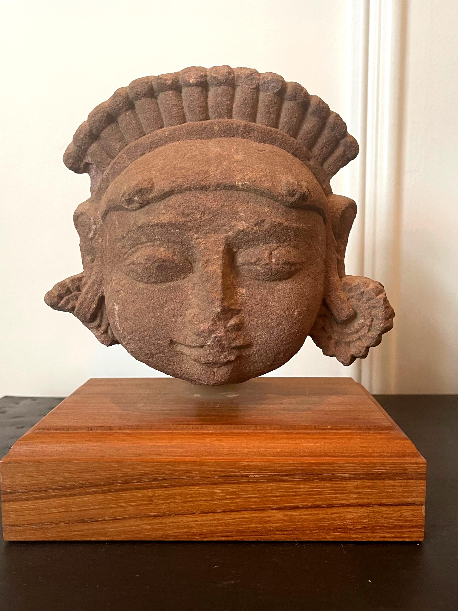 Grès Collection de trois têtes de divinités indiennes sculptées dans le grès en vente
