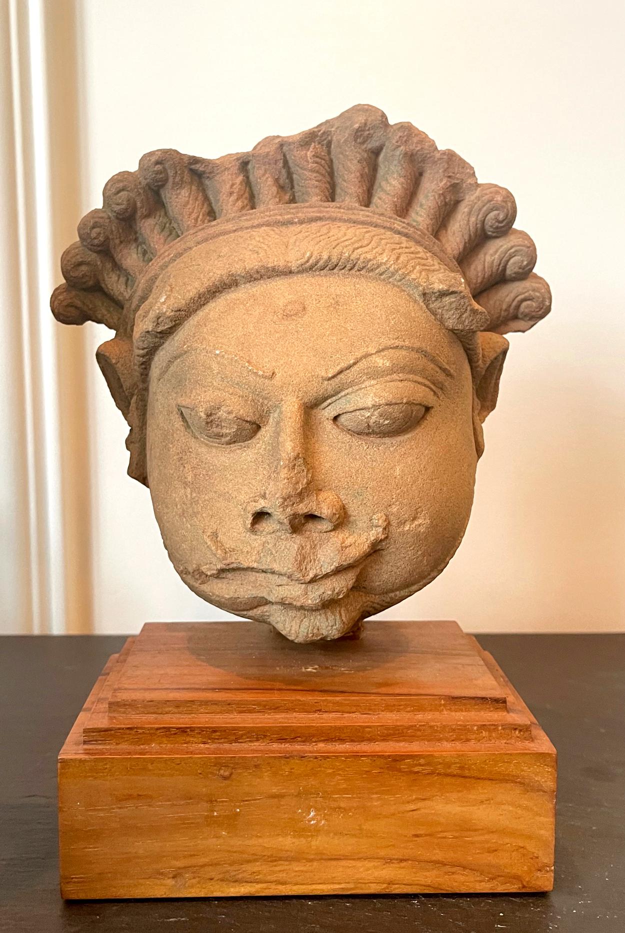 Collection de trois têtes de divinités indiennes sculptées dans le grès en vente 2