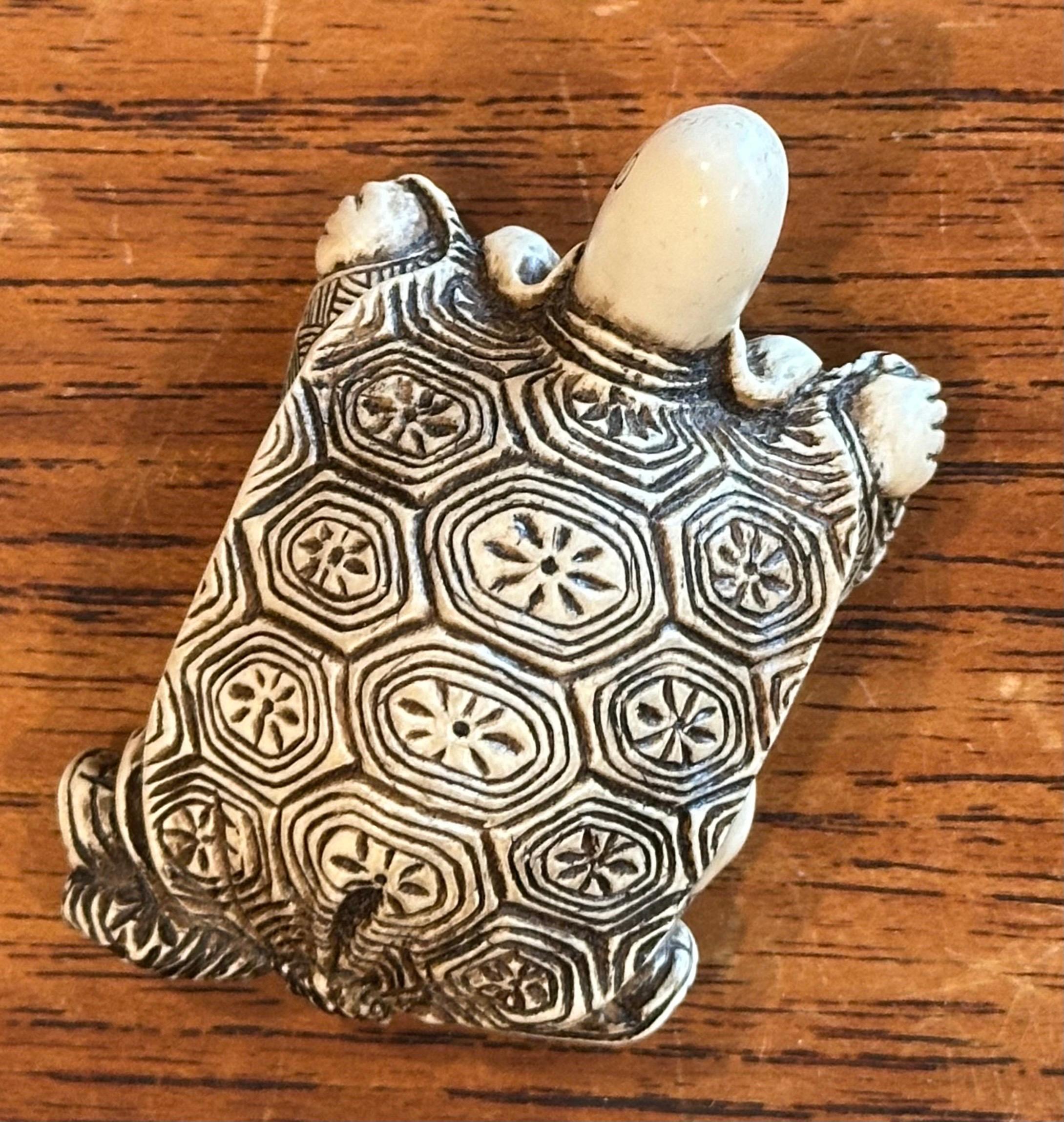 Collection of Three Japanese Turtle Netsukes in vendita 3