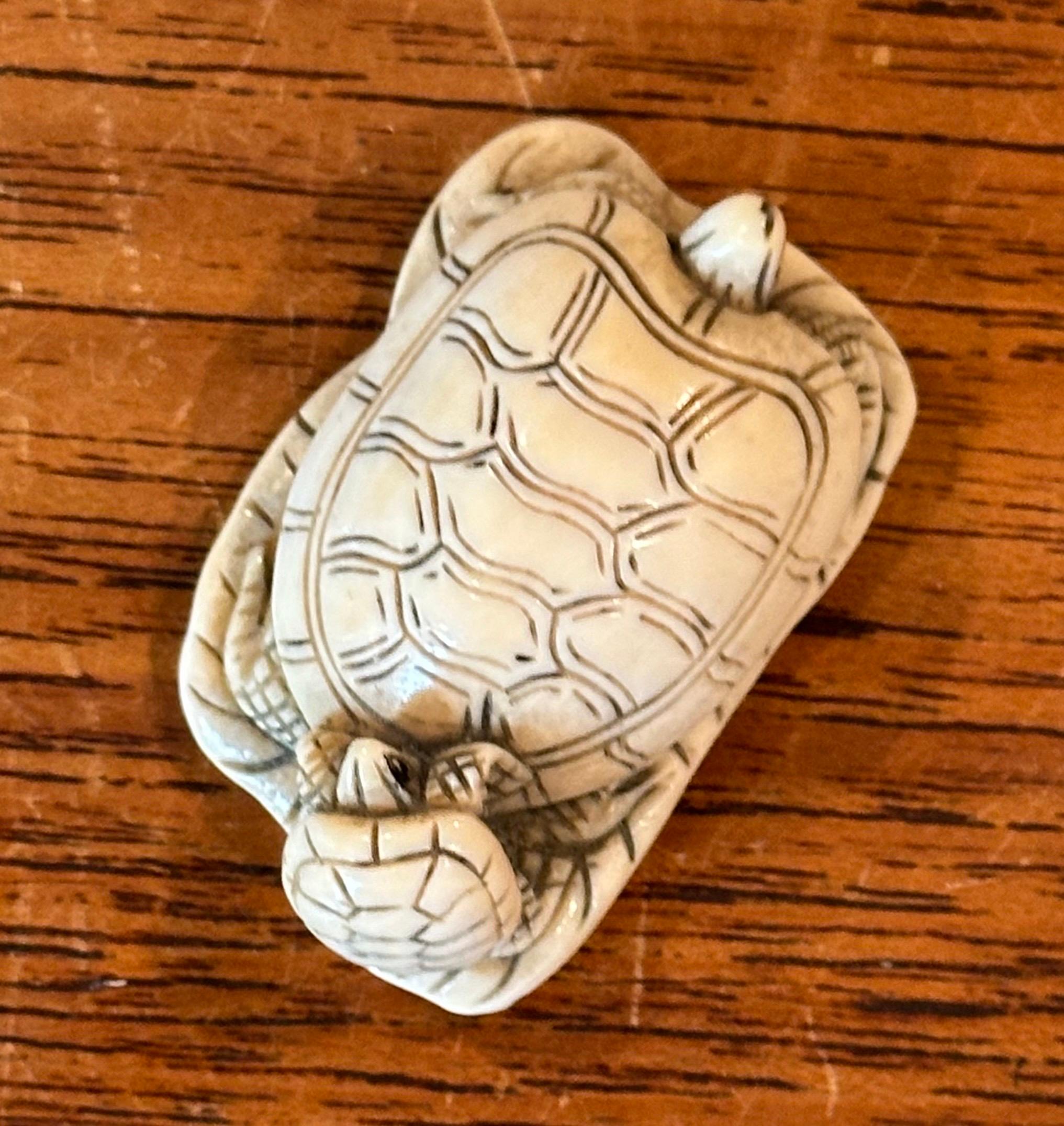 Collection of Three Japanese Turtle Netsukes in vendita 8