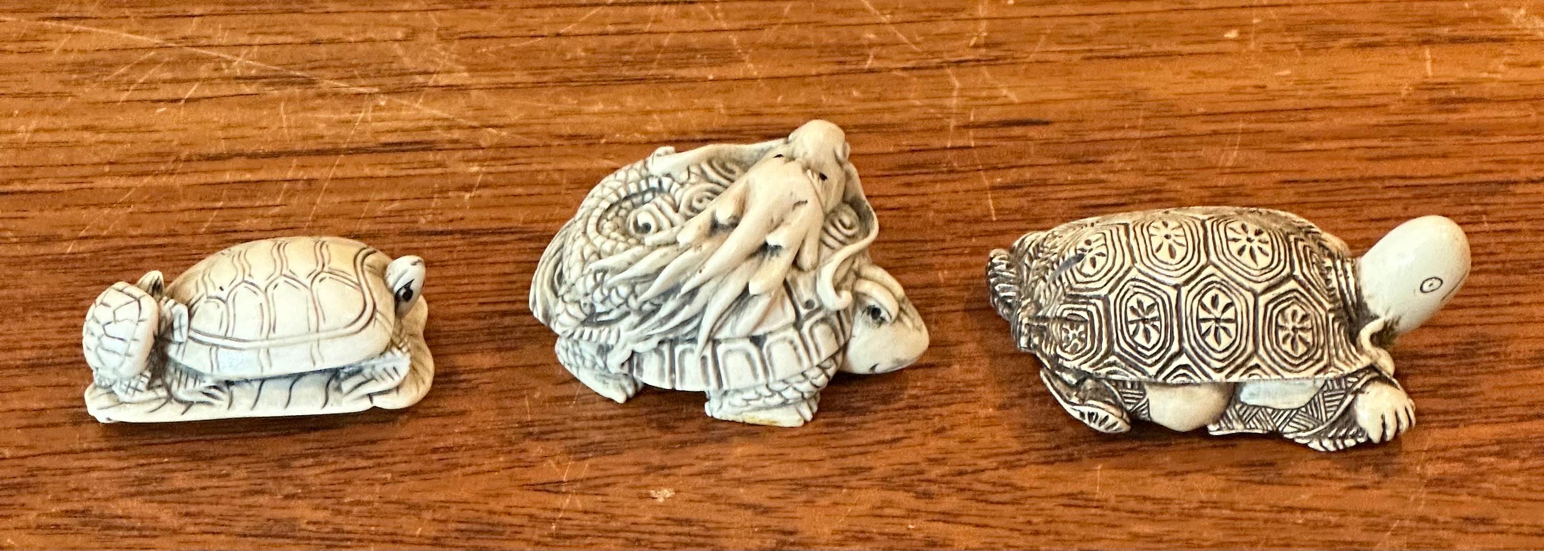 Collection of Three Japanese Turtle Netsukes in vendita 10