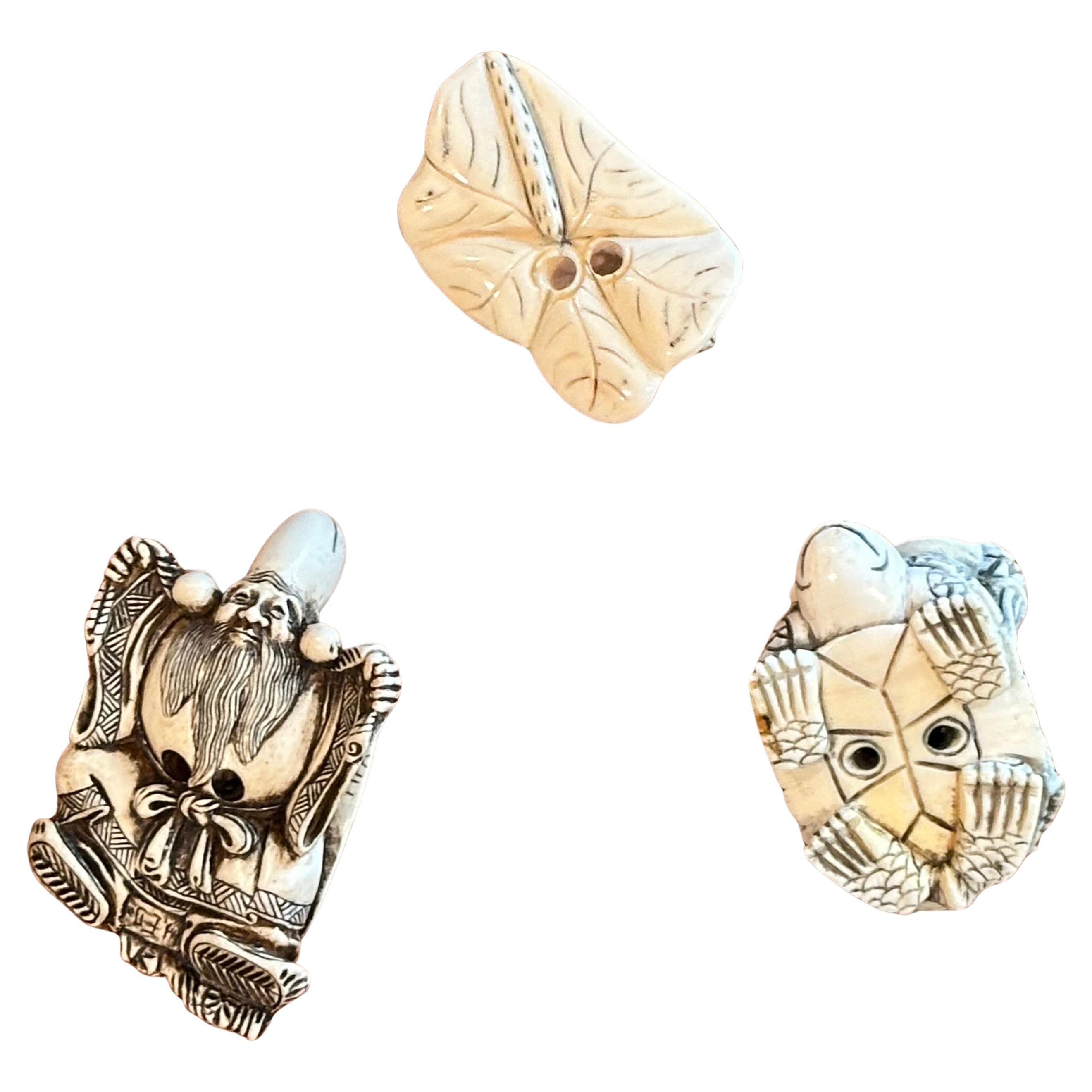 Giapponese Collection of Three Japanese Turtle Netsukes in vendita