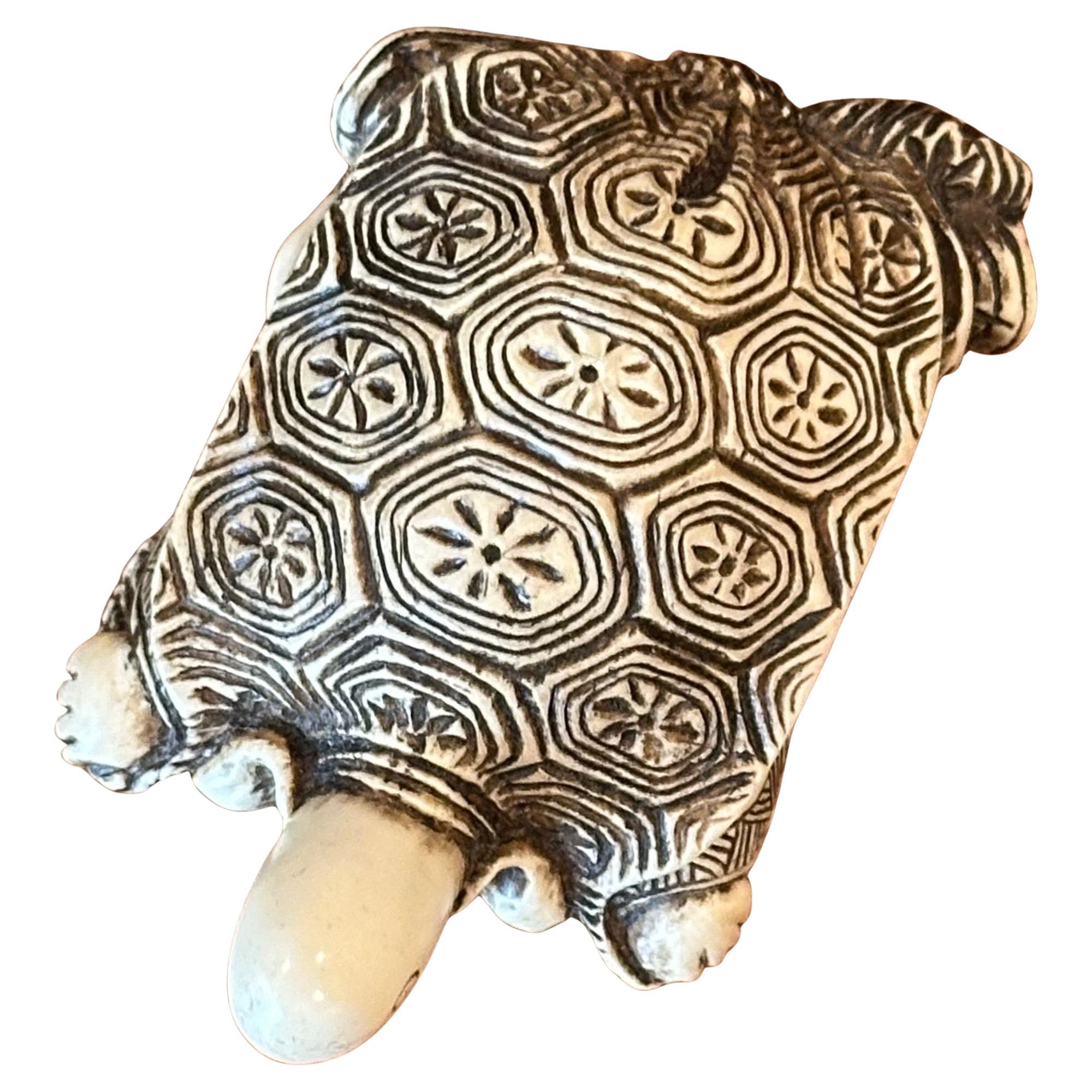 Intagliato a mano Collection of Three Japanese Turtle Netsukes in vendita