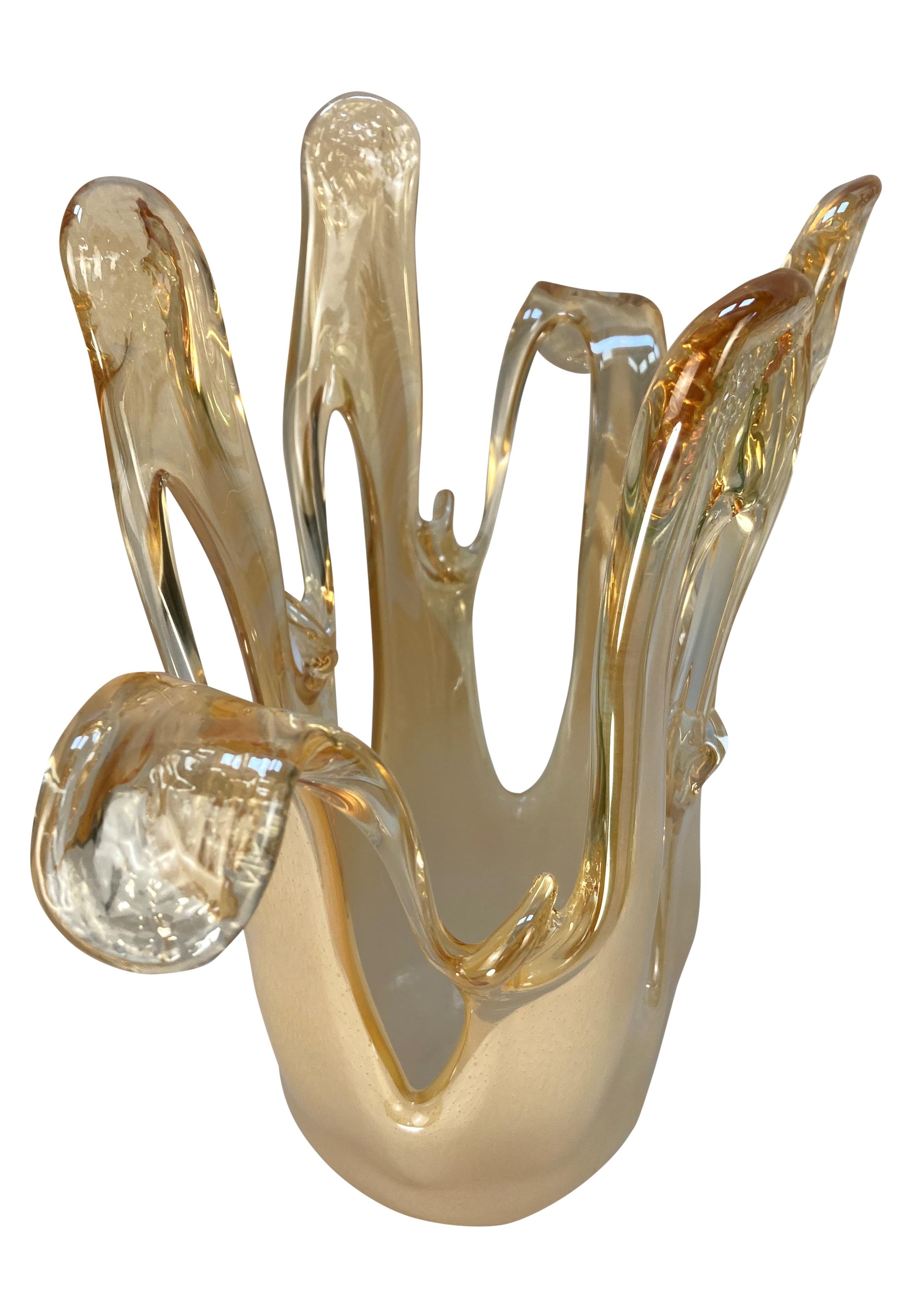 Eine Sammlung von drei großen Murano-Glasvasen aus der Jahrhundertmitte, bestehend aus einer ungewöhnlich geformten nudefarbenen Vase, einer eleganten Vase mit moosgrünen Motiven und einer gesprenkelten Vase in Smaragd, Bernstein und Kupfer.