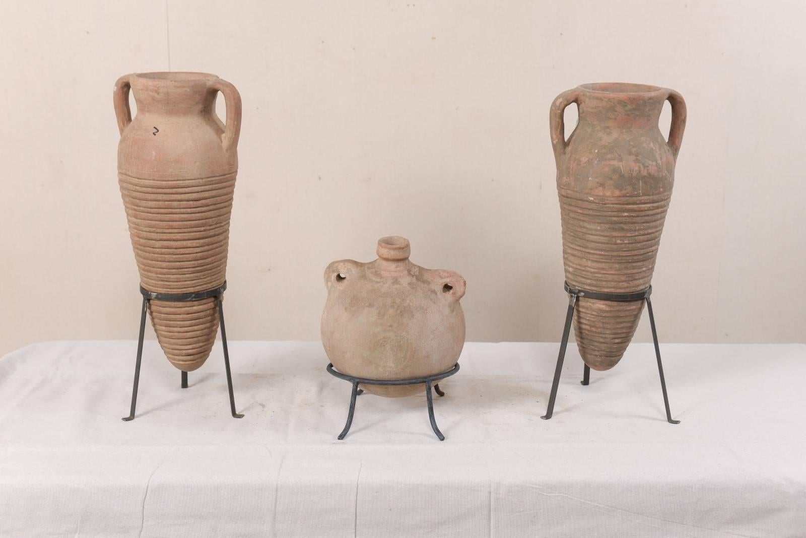Européen Collection de trois pots en terre cuite de style colonial espagnol méditerranéen en vente