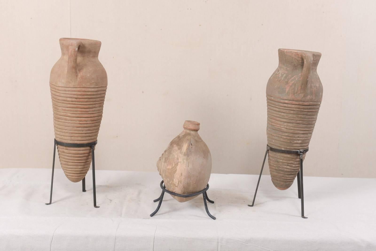 Collection de trois pots en terre cuite de style colonial espagnol méditerranéen en vente 1