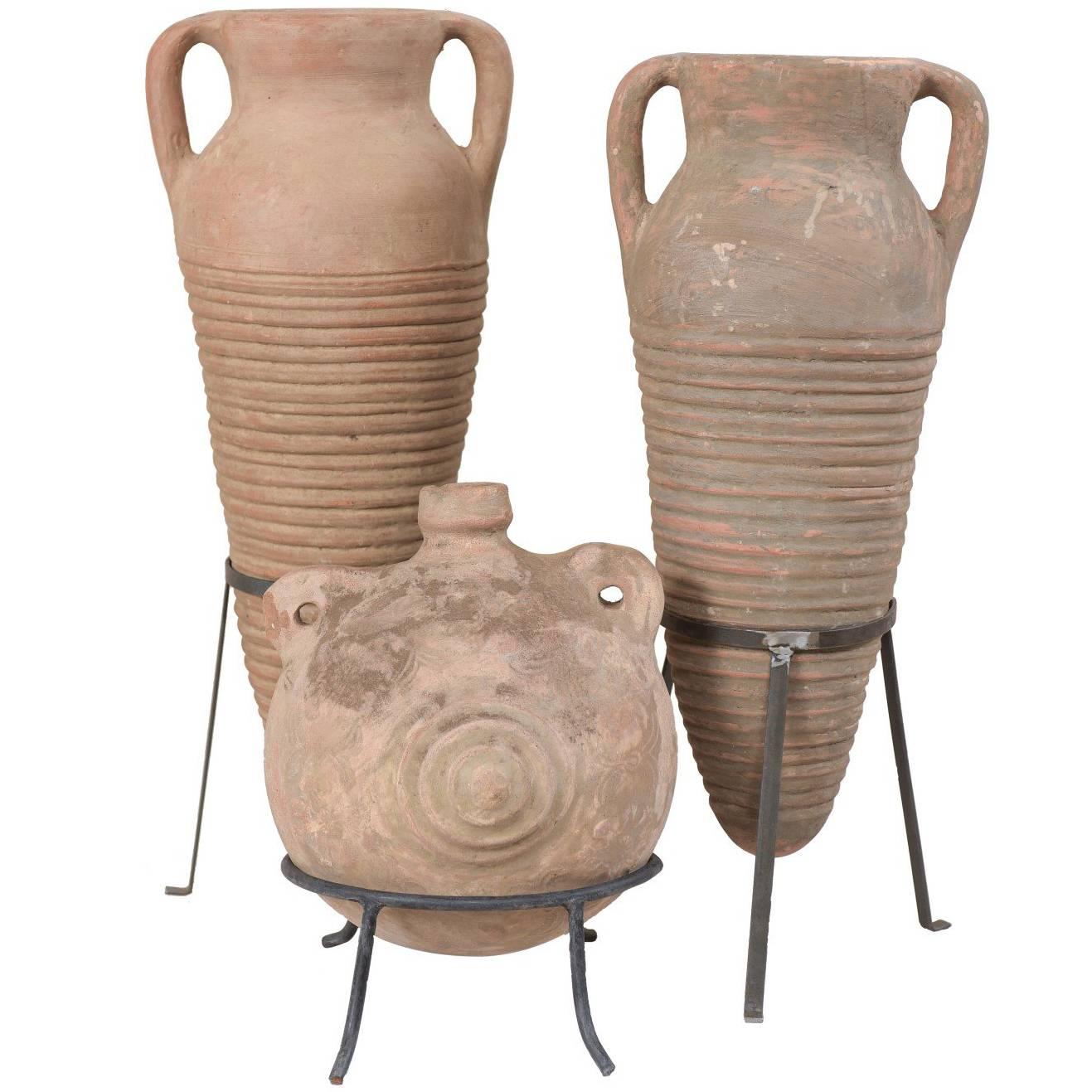 Collection de trois pots en terre cuite de style colonial espagnol méditerranéen