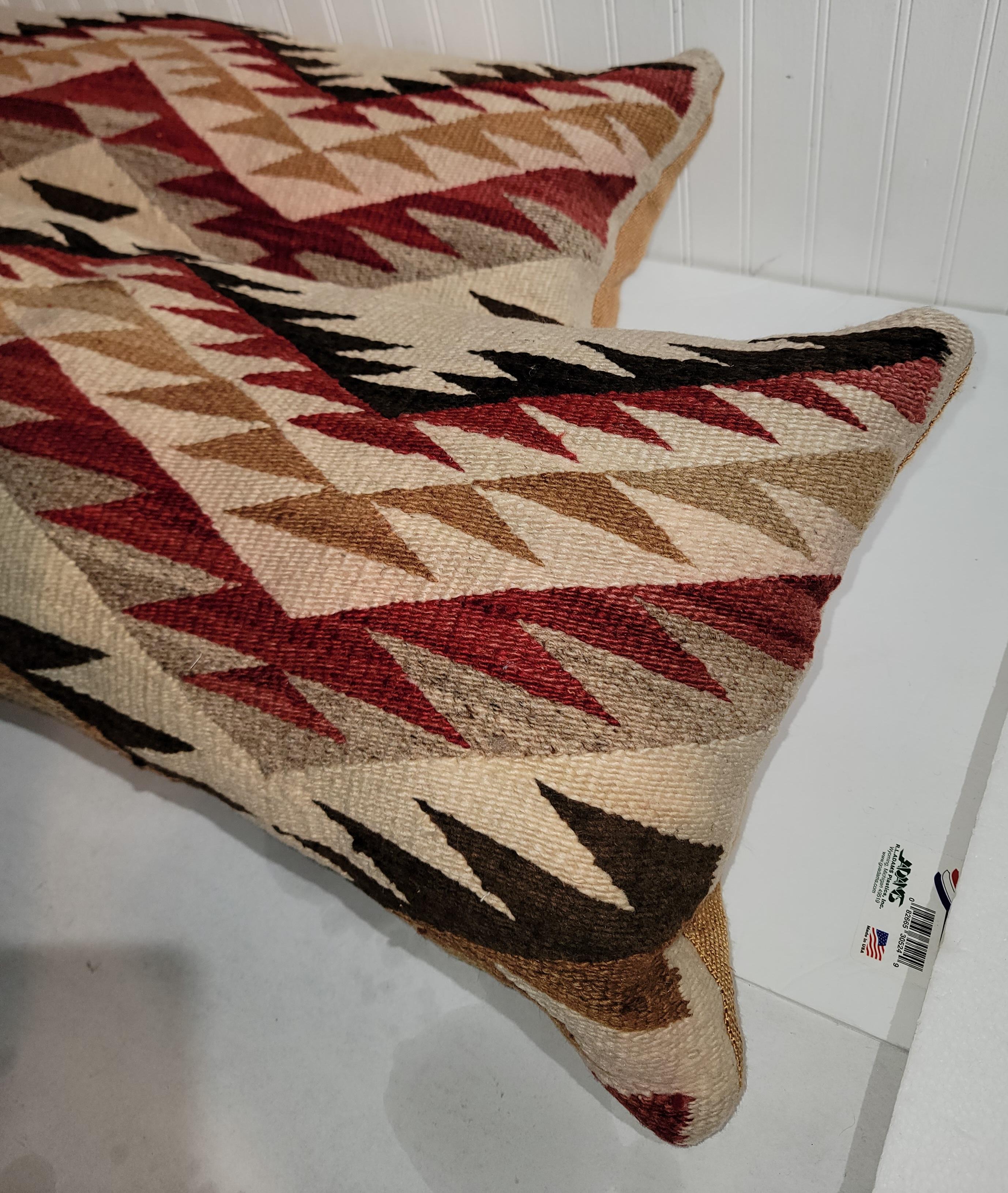 Ces étonnants éblouissants tissages indiens Navajo sont en parfait état et ont des dos en coton et en lin, les inserts sont en duvet et en plumes. Vendu comme une collection de trois.