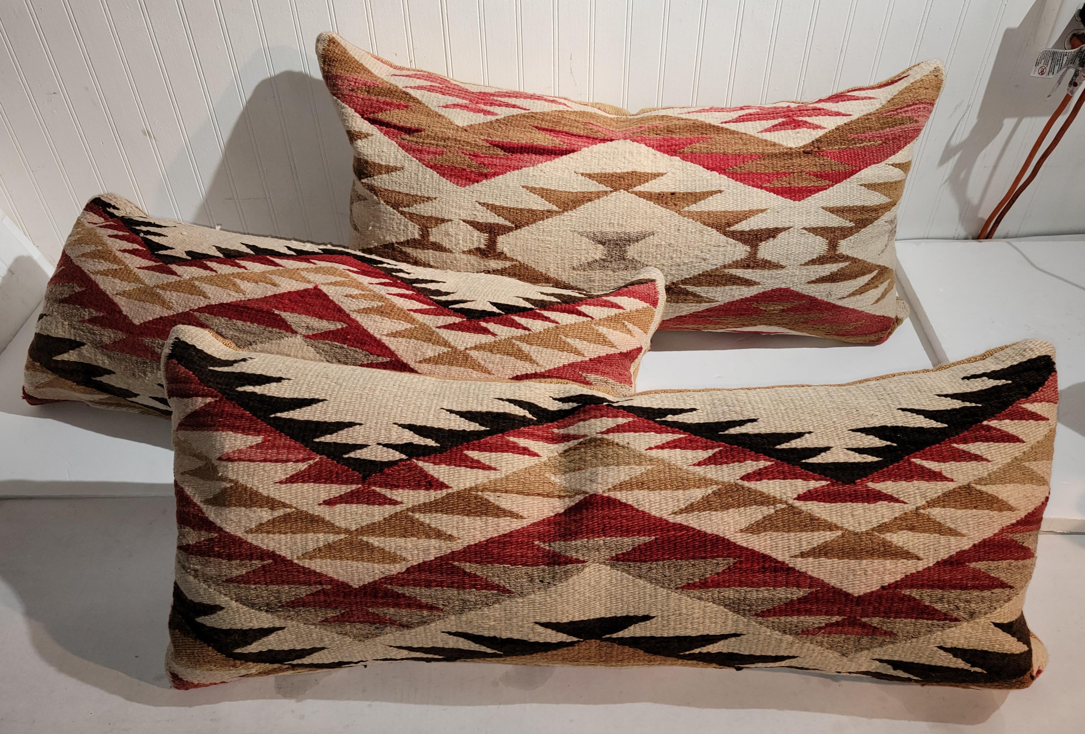 Adirondack Collection de trois coussins traversins de tissage indien Navajo, 3 pièces en vente