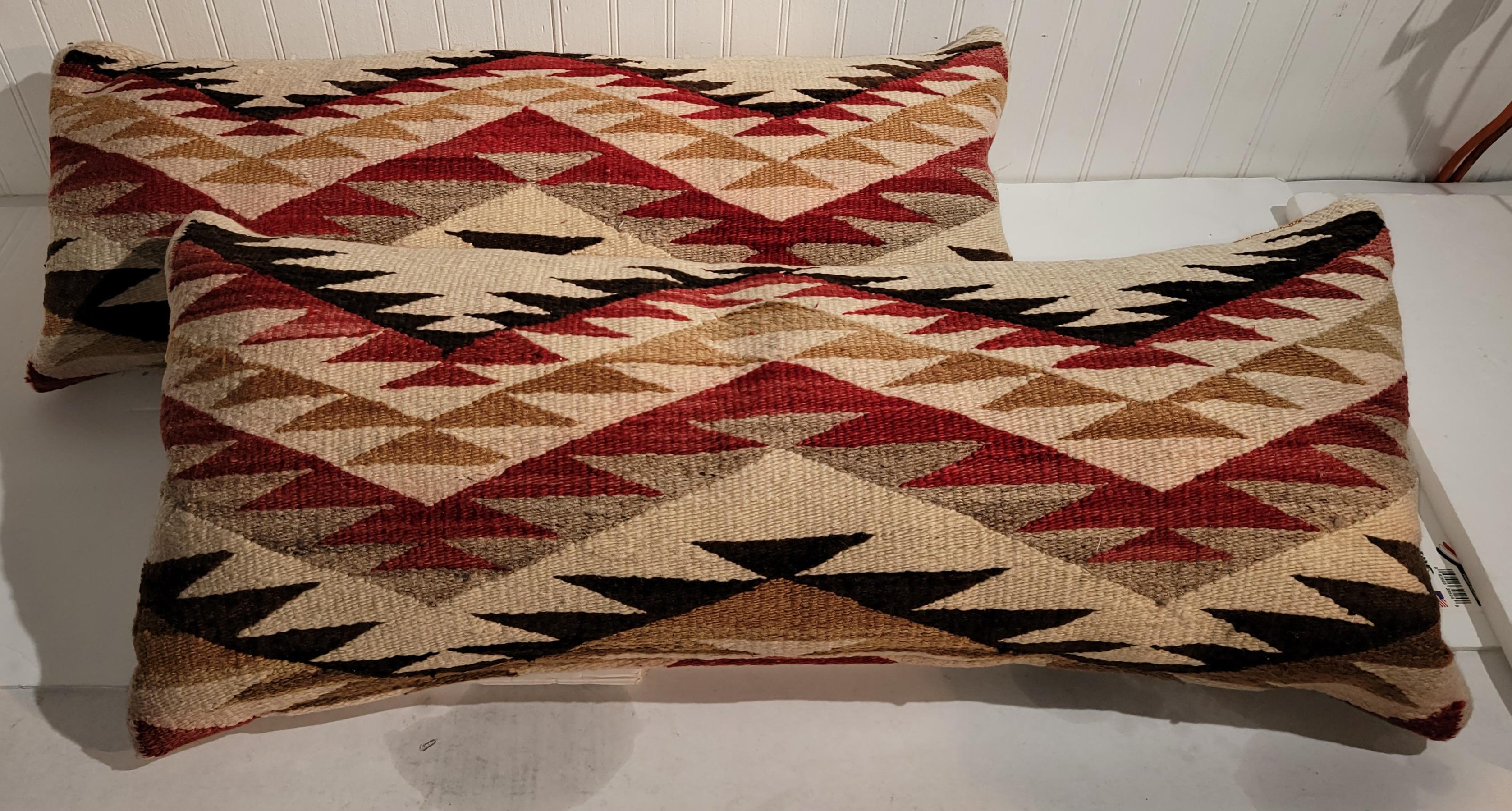 20ième siècle Collection de trois coussins traversins de tissage indien Navajo, 3 pièces en vente